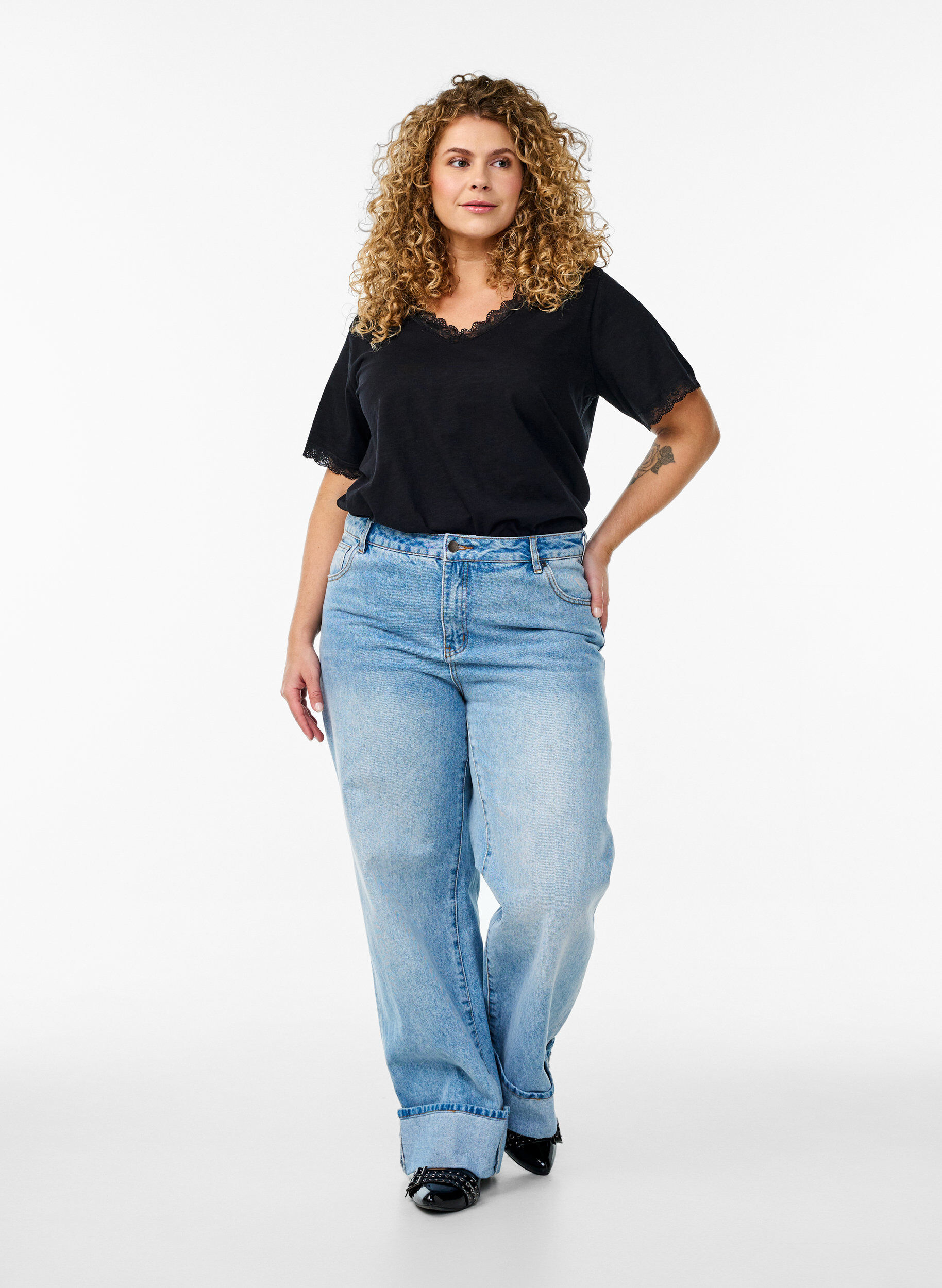 Zizzi T-Shirt mit Spitzenkante, Schwarz, Model image number 1