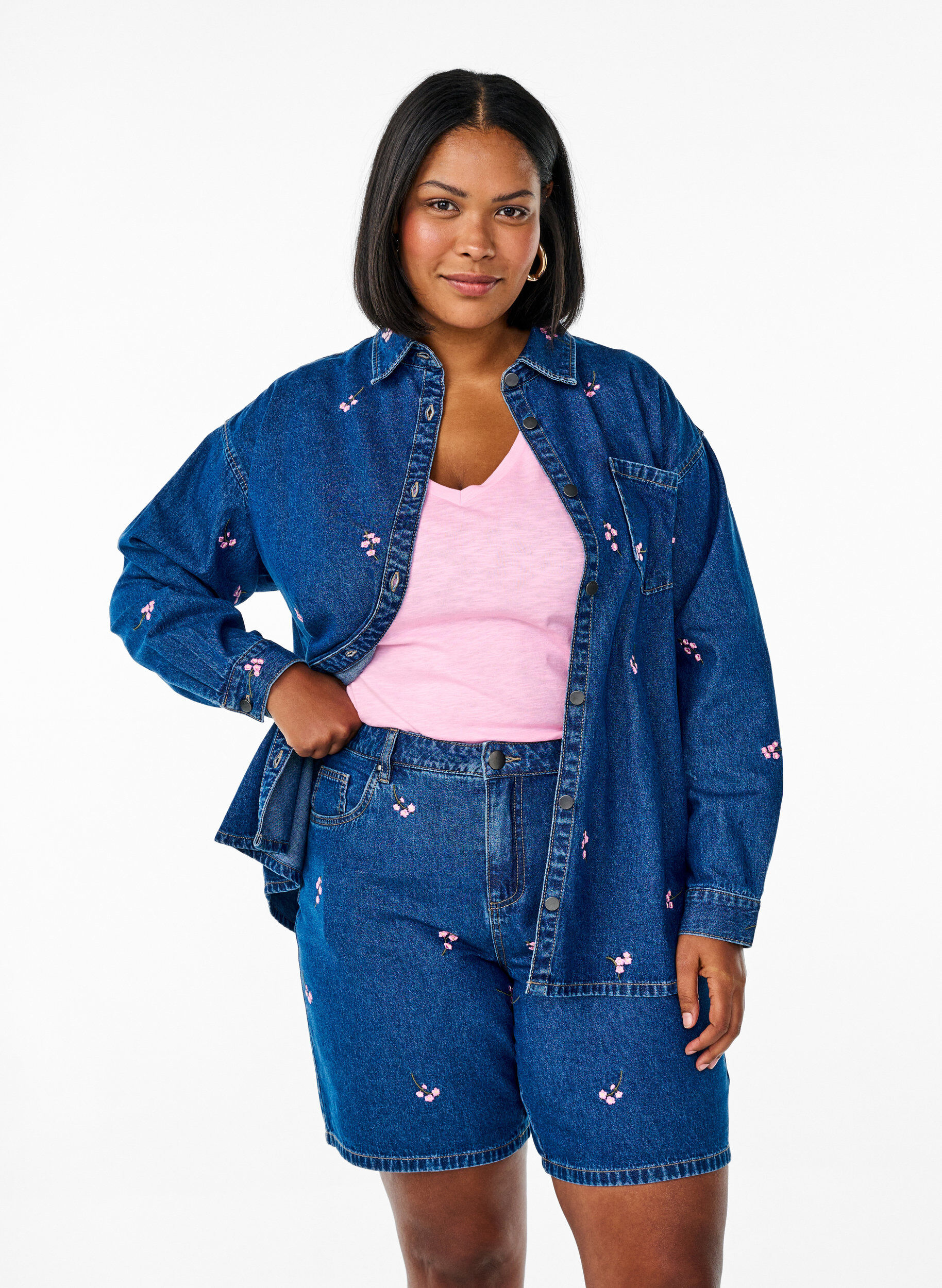 Zizzi Denim-Shorts mit aufgestickten Blumen, Blau, Model image number 0