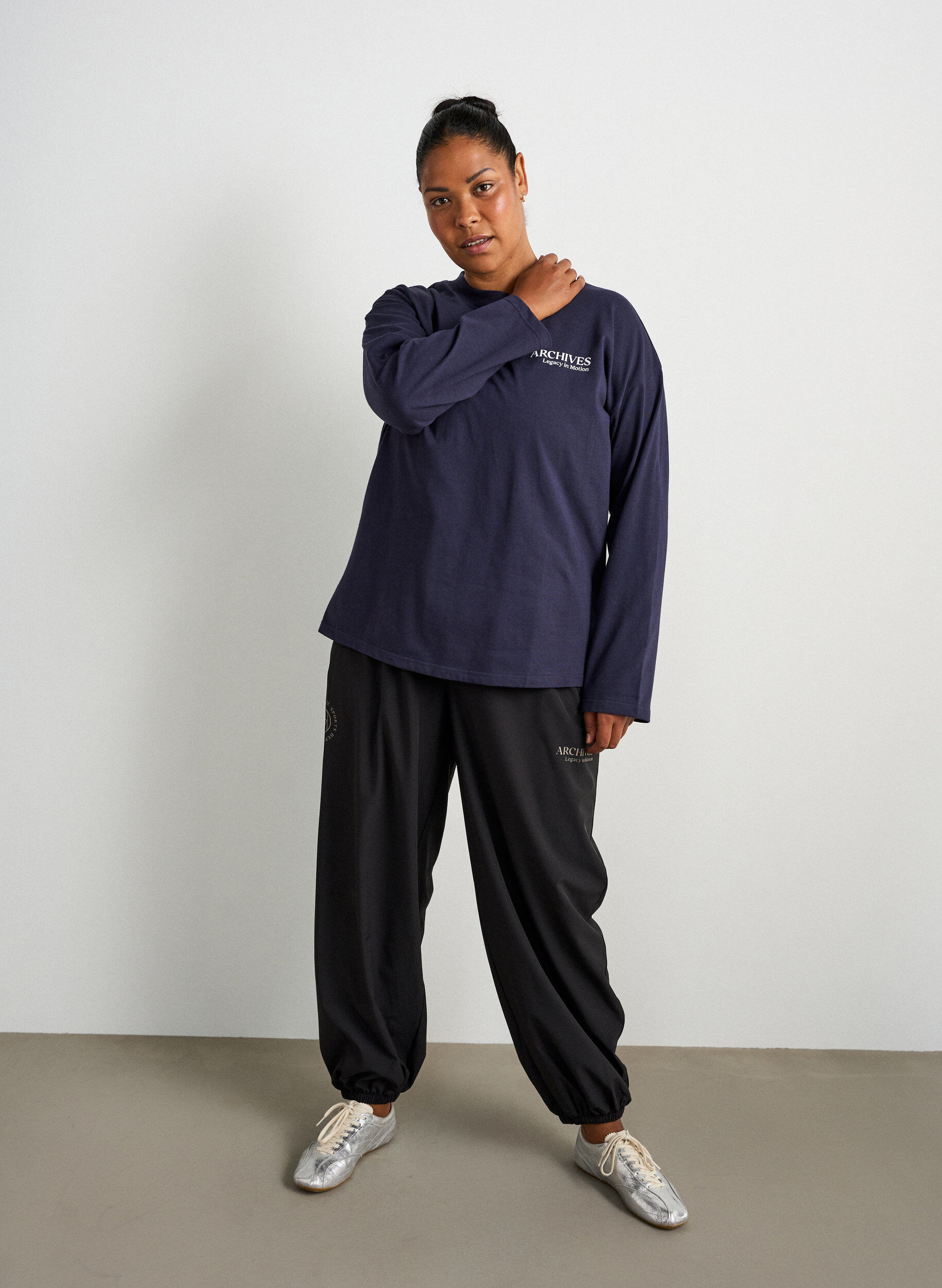 Trainingshose mit Ballonbeinen, Schwarz, Model