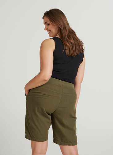 Bequeme Shorts, Ivy green, Model image number 0