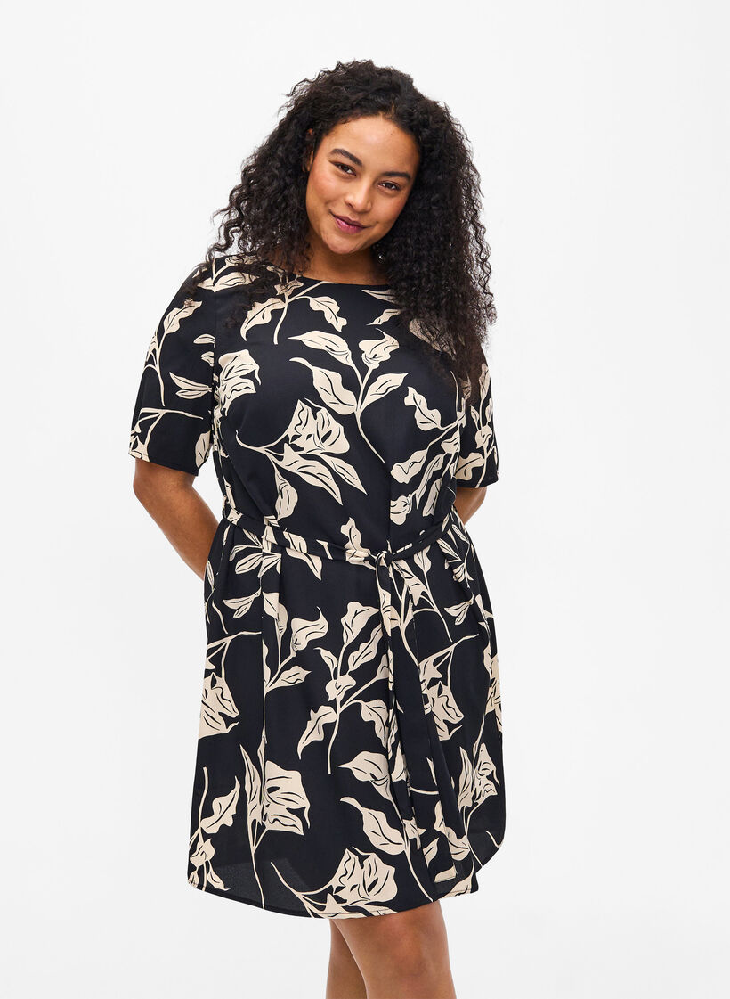 FLASH – Kurzärmeliges Kleid mit Gürtel, Black Off White Fl., Model image number 0