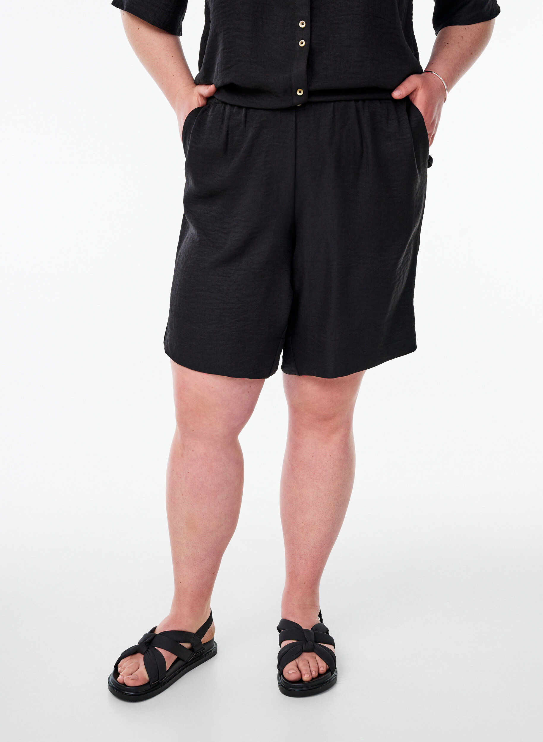 Zizzi Shorts mit Taschen und hoher Taille, Schwarz, Model image number 3