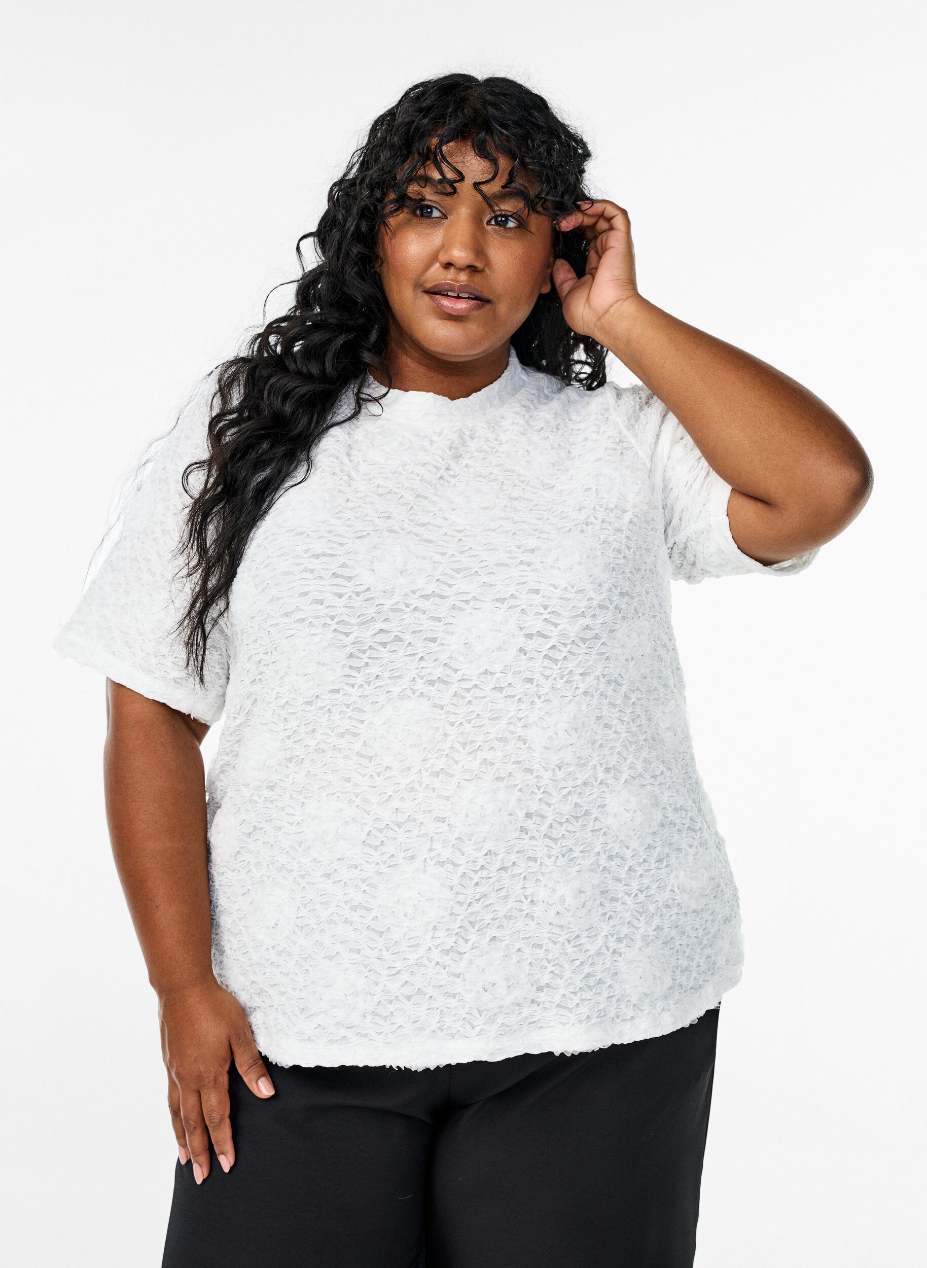 Bluse mit 3D-Blumen und kurzen &Auml;rmeln, Wei&szlig;, Model