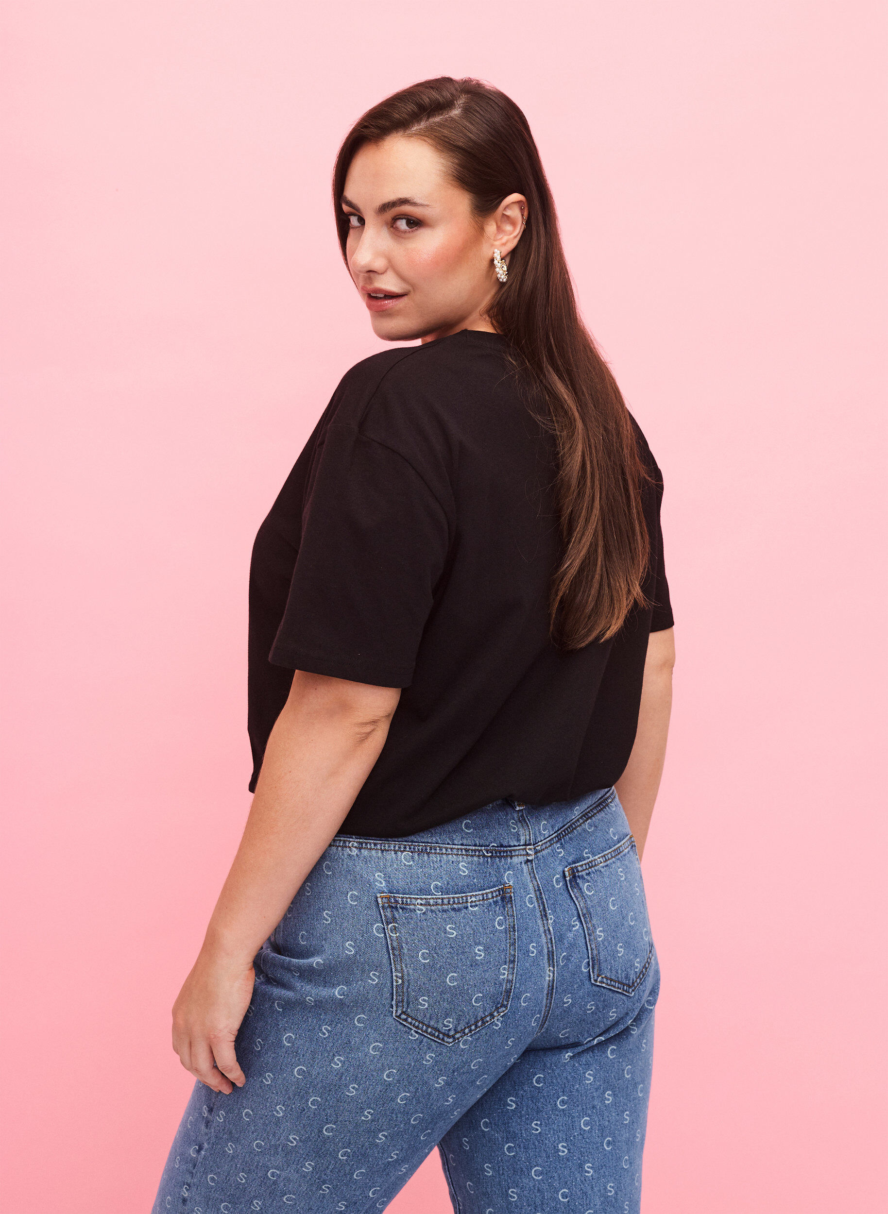 Zizzi T-Shirt aus Bio-Baumwolle mit Schmucksteinen, Black, Model image number 1