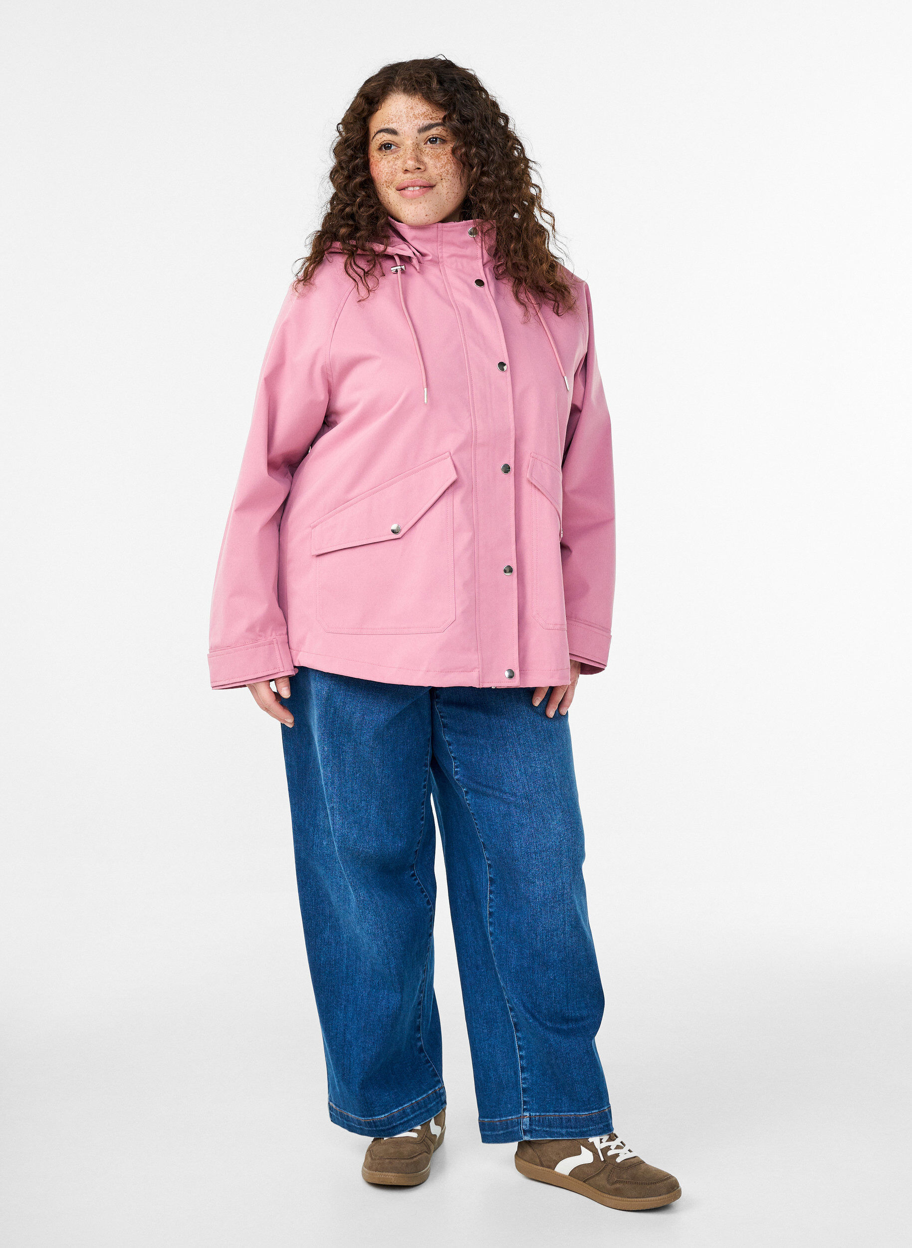 Zizzi Kurze Fr&uuml;hlingsjacke mit abnehmbarer Kapuze, Rot, Model image number 1