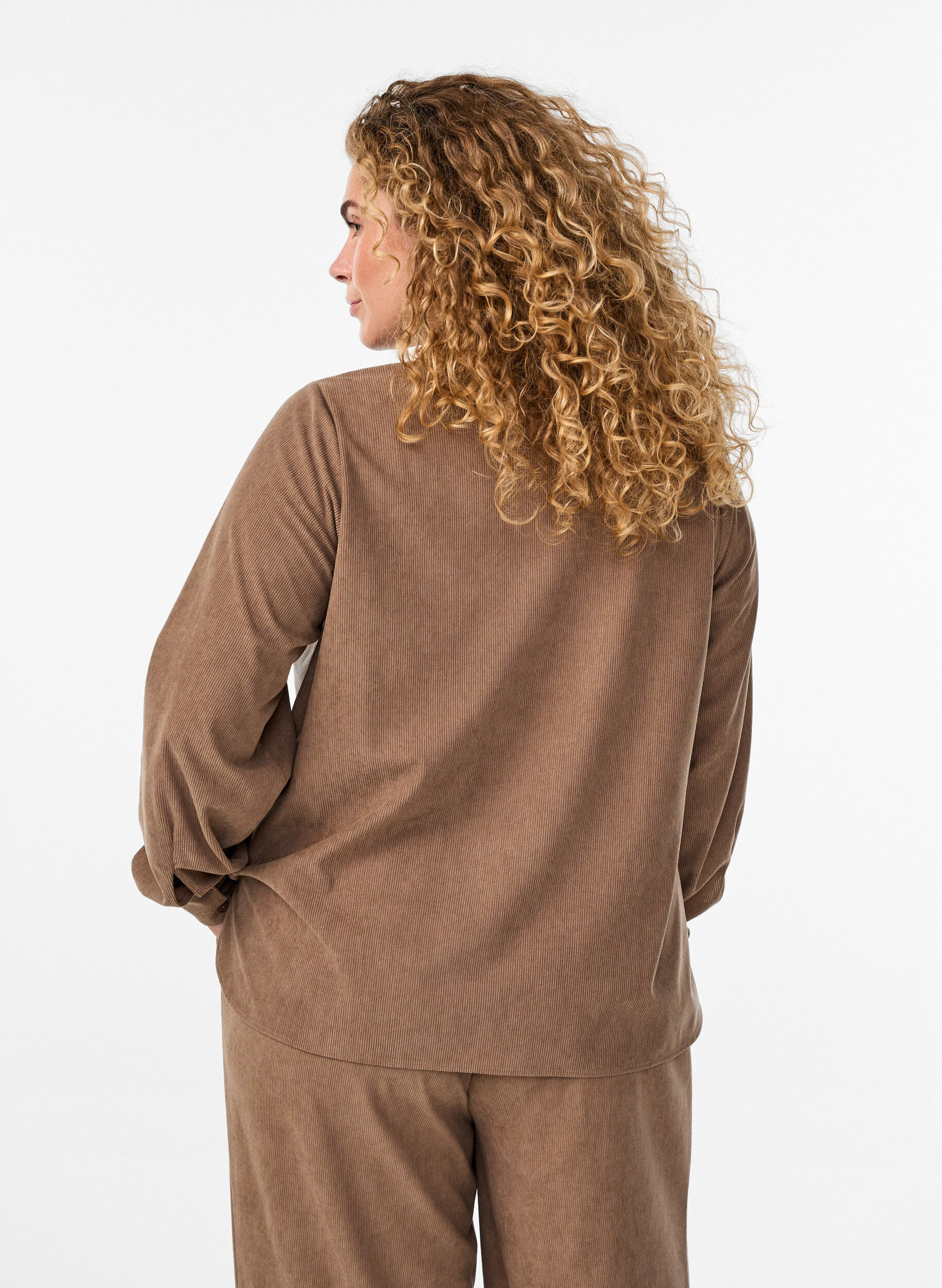 Zizzi Lang&auml;rmlige Bluse aus Cord, Braun, Model image number 2