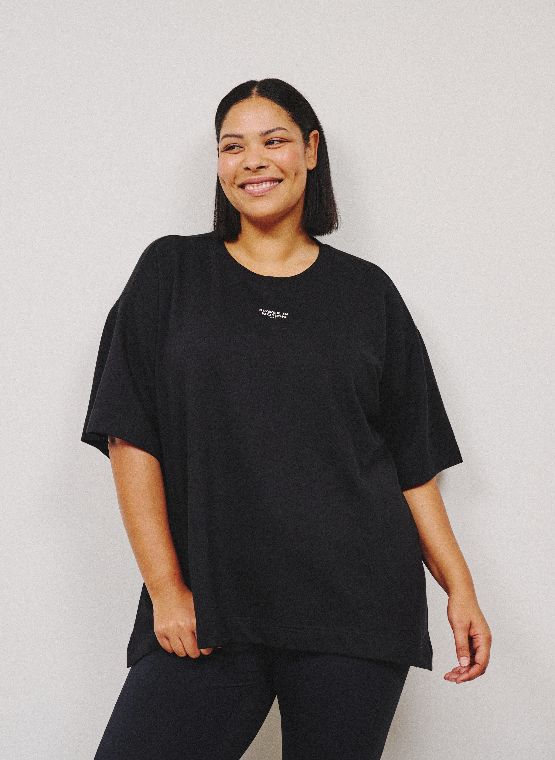 Zizzi Aktiv-T-Shirt mit lockerer Passform und aufgesticktem Statement, Schwarz, Image image number 0