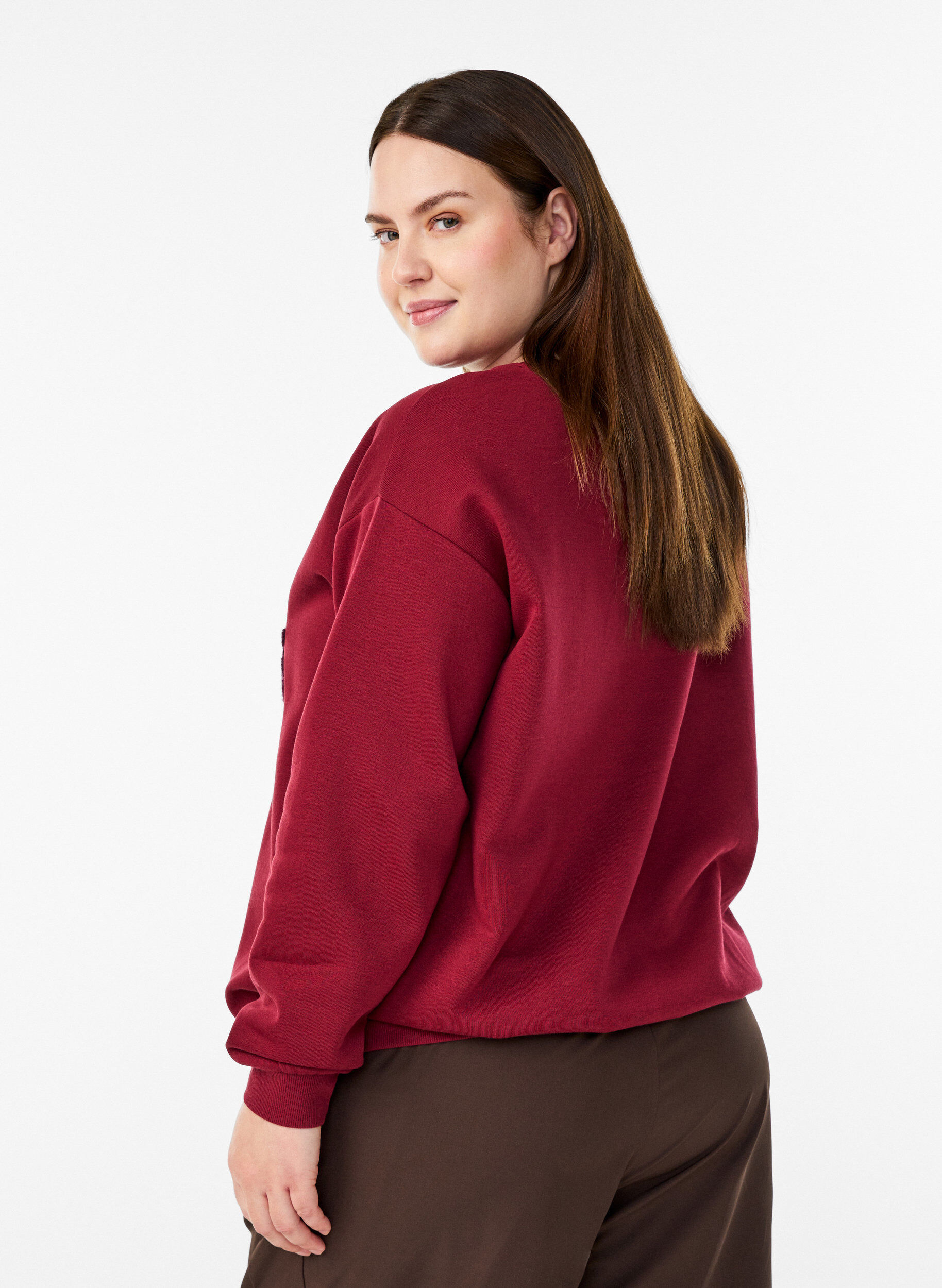 Zizzi Sweatshirt mit Frottee-Schriftzug, Dunkles Bordeaux, Model image number 2
