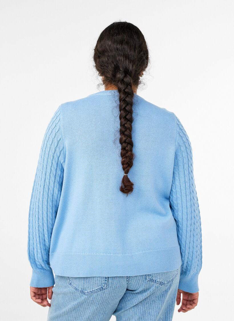 Zopfmuster-Strickjacke mit goldenen Kn&ouml;pfen, Blau, Model image number 2