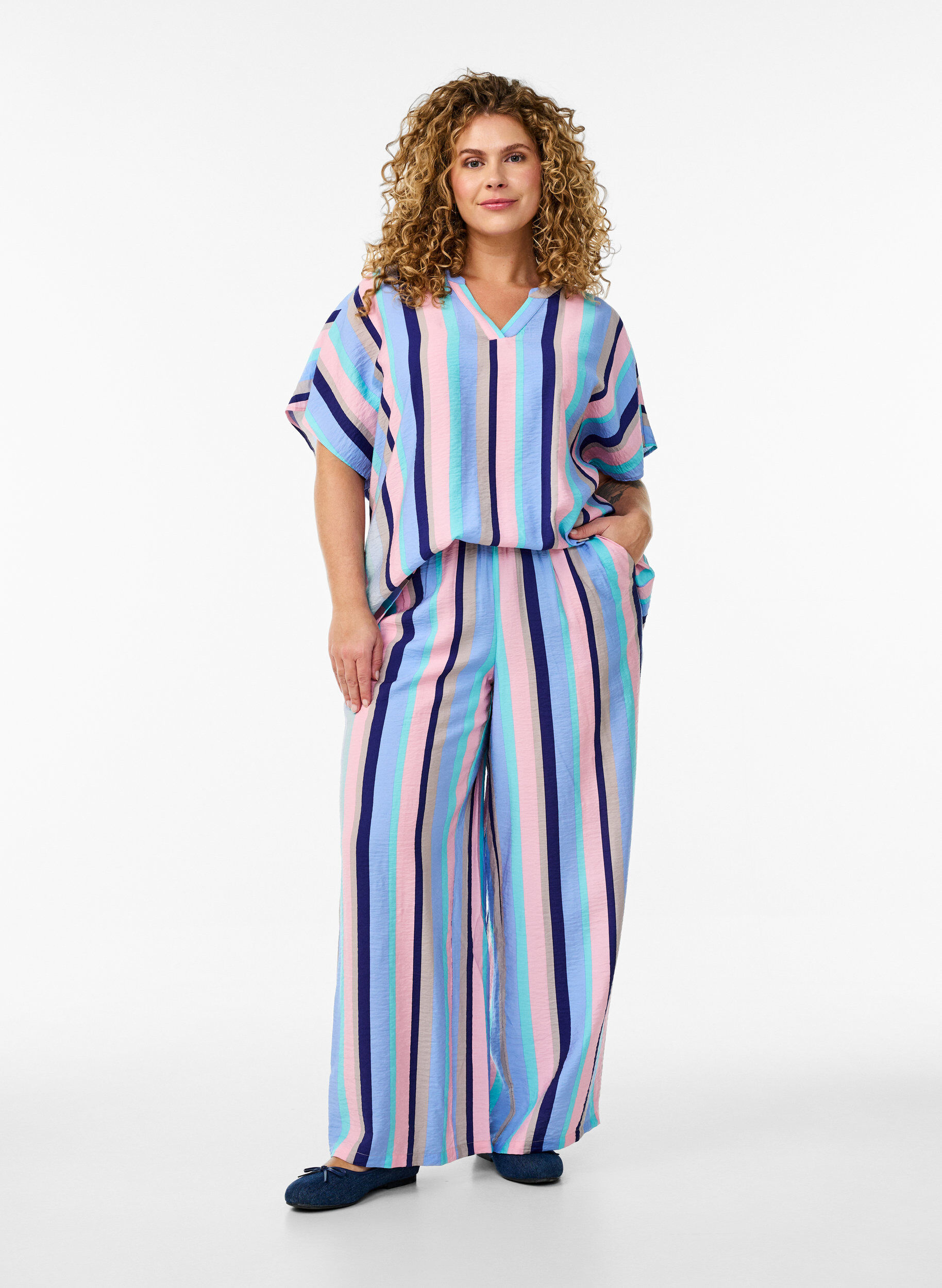 Zizzi Gestreifte Viskose-Bluse mit kurzen &Auml;rmeln, Blau, Model image number 1