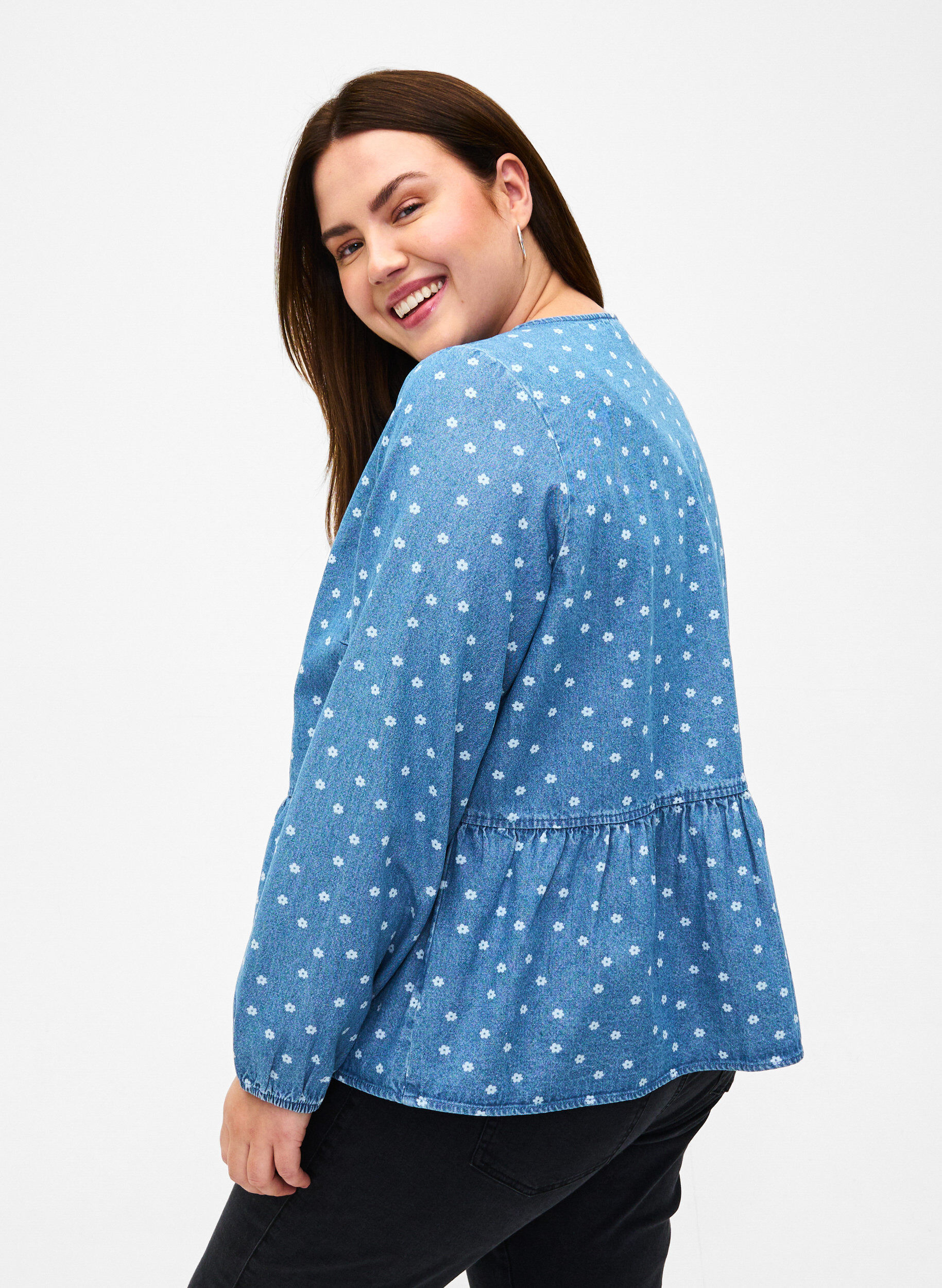 Zizzi Bluse aus Denim mit Sch&ouml;&szlig;chen und Bindeverschluss, Light Blue w.Flowers, Model image number 1