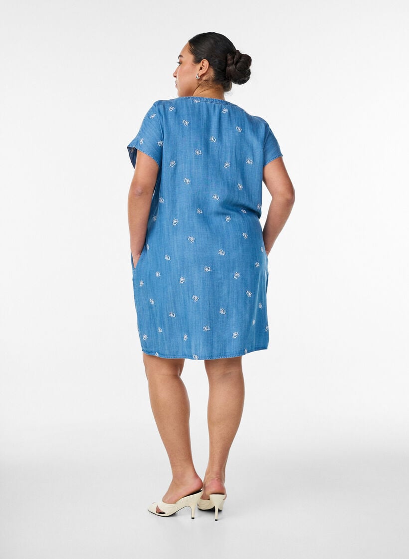 Kleid aus Lyocell mit Denim-Look und bestickten Blumen, Blau, Model image number 2