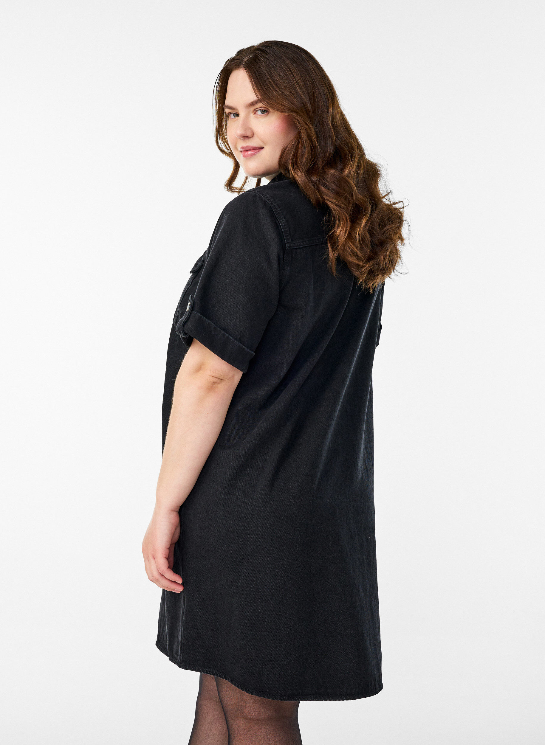 Zizzi Denimkleid mit kurzen &Auml;rmeln und Kn&ouml;pfen, Schwarz, Model image number 2
