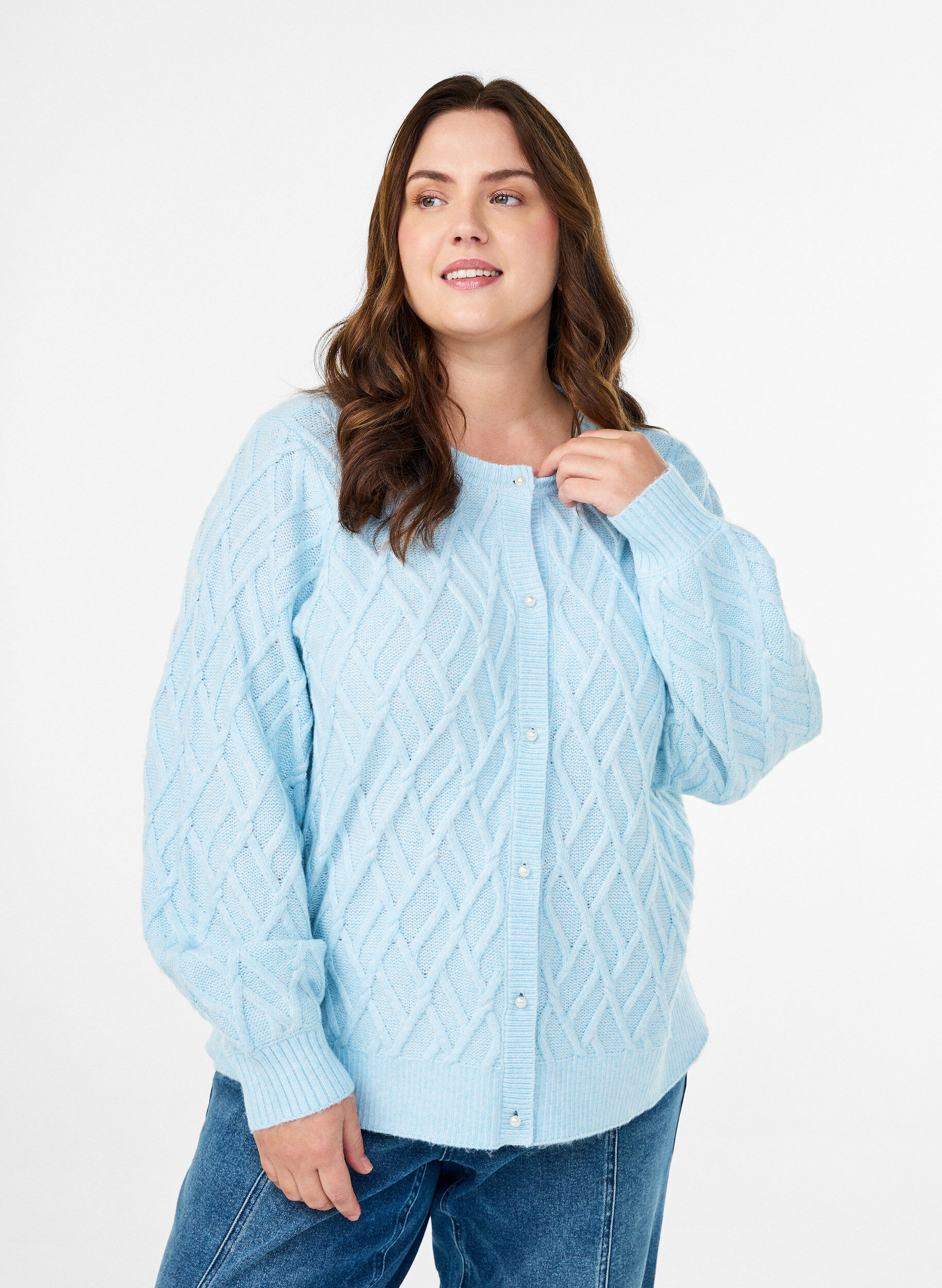 Zizzi Zopfmuster Strickjacke mit Perlenkn&ouml;pfen, Blau, Model image number 0