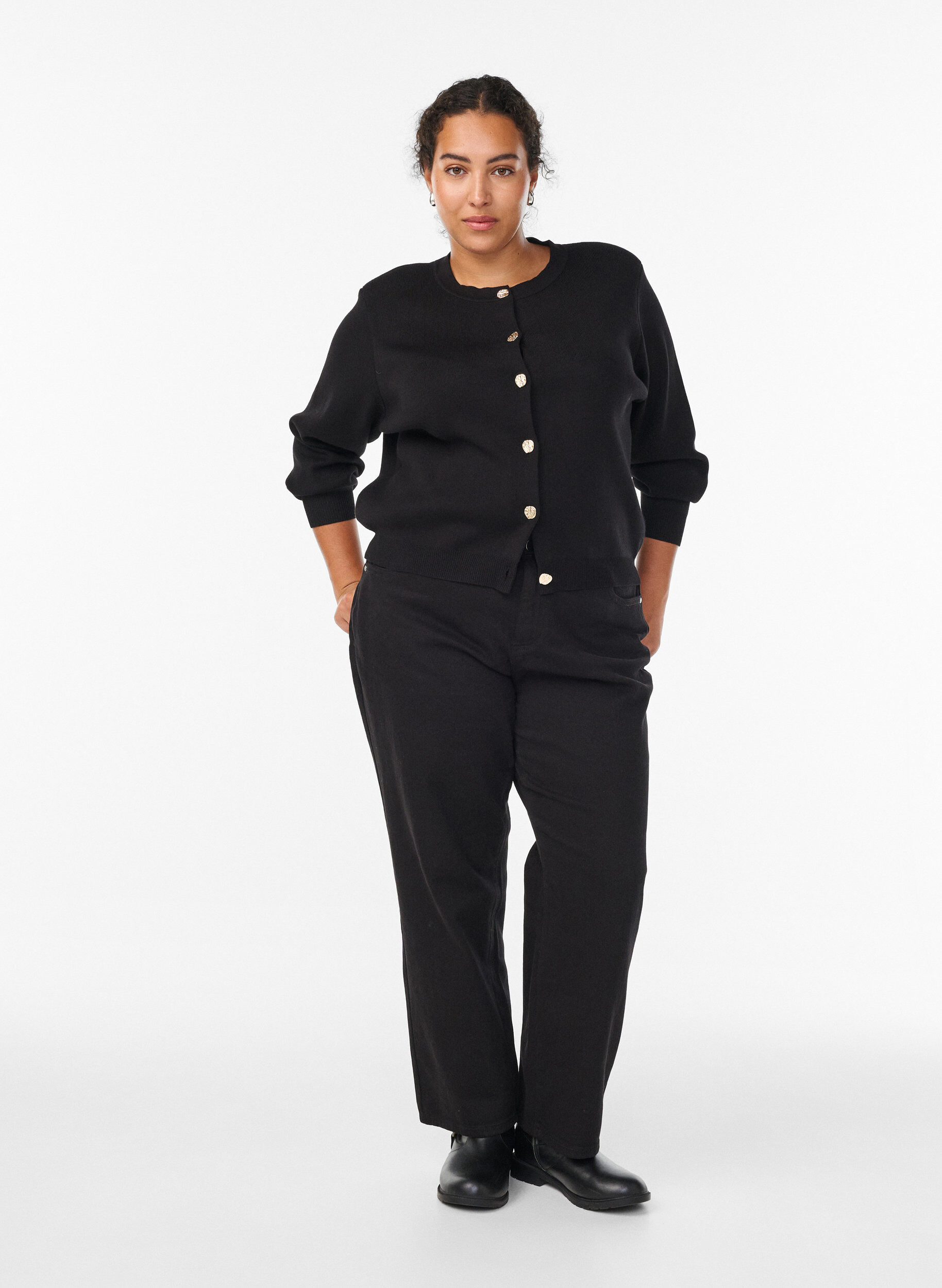 Zizzi Cardigan mit dekorativen goldenen Kn&ouml;pfen, Schwarz, Model image number 1