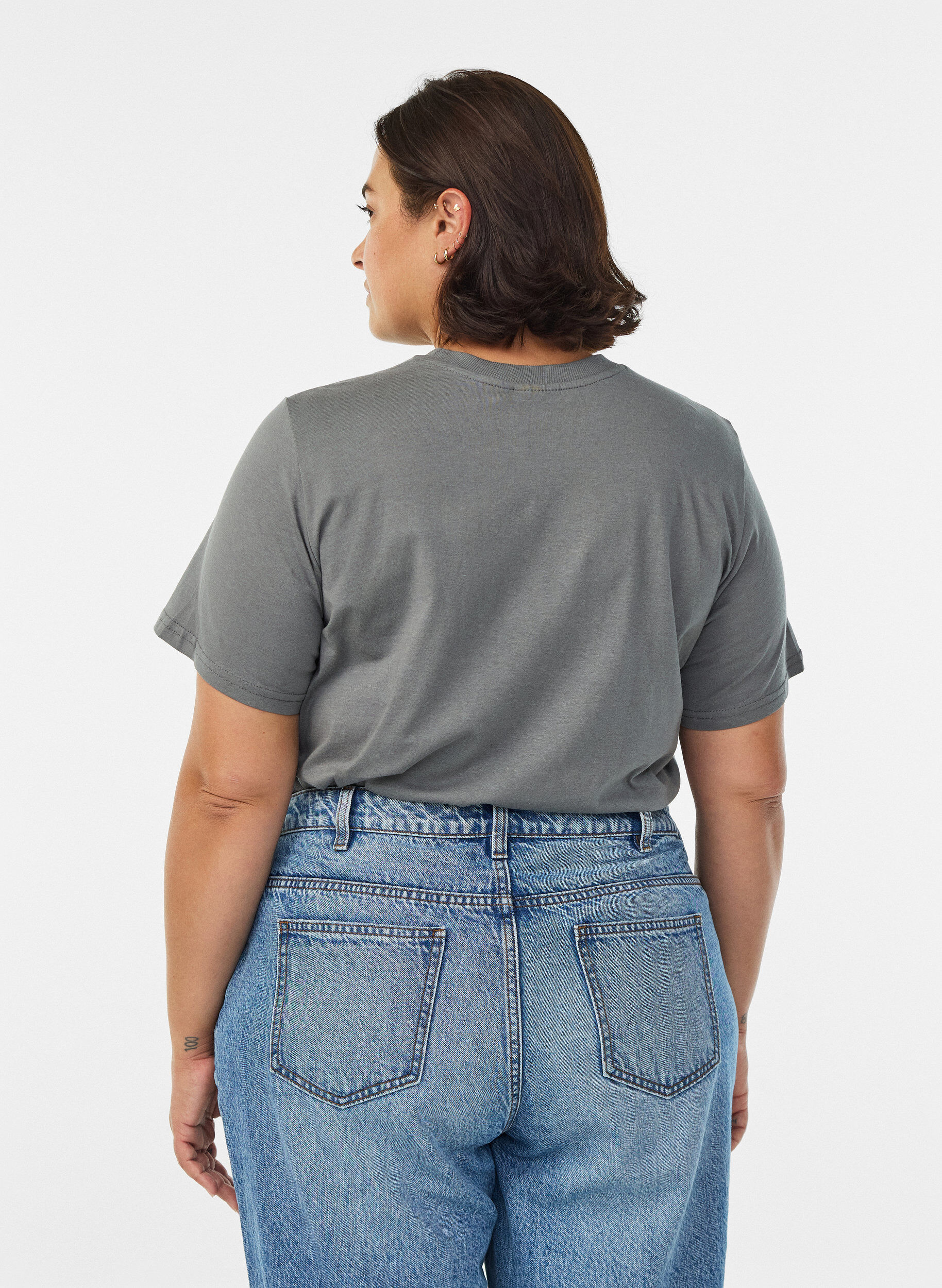 ZizziBasic-T-Shirt aus Baumwolle mit Rundhalsausschnitt., Grau, Model image number 2