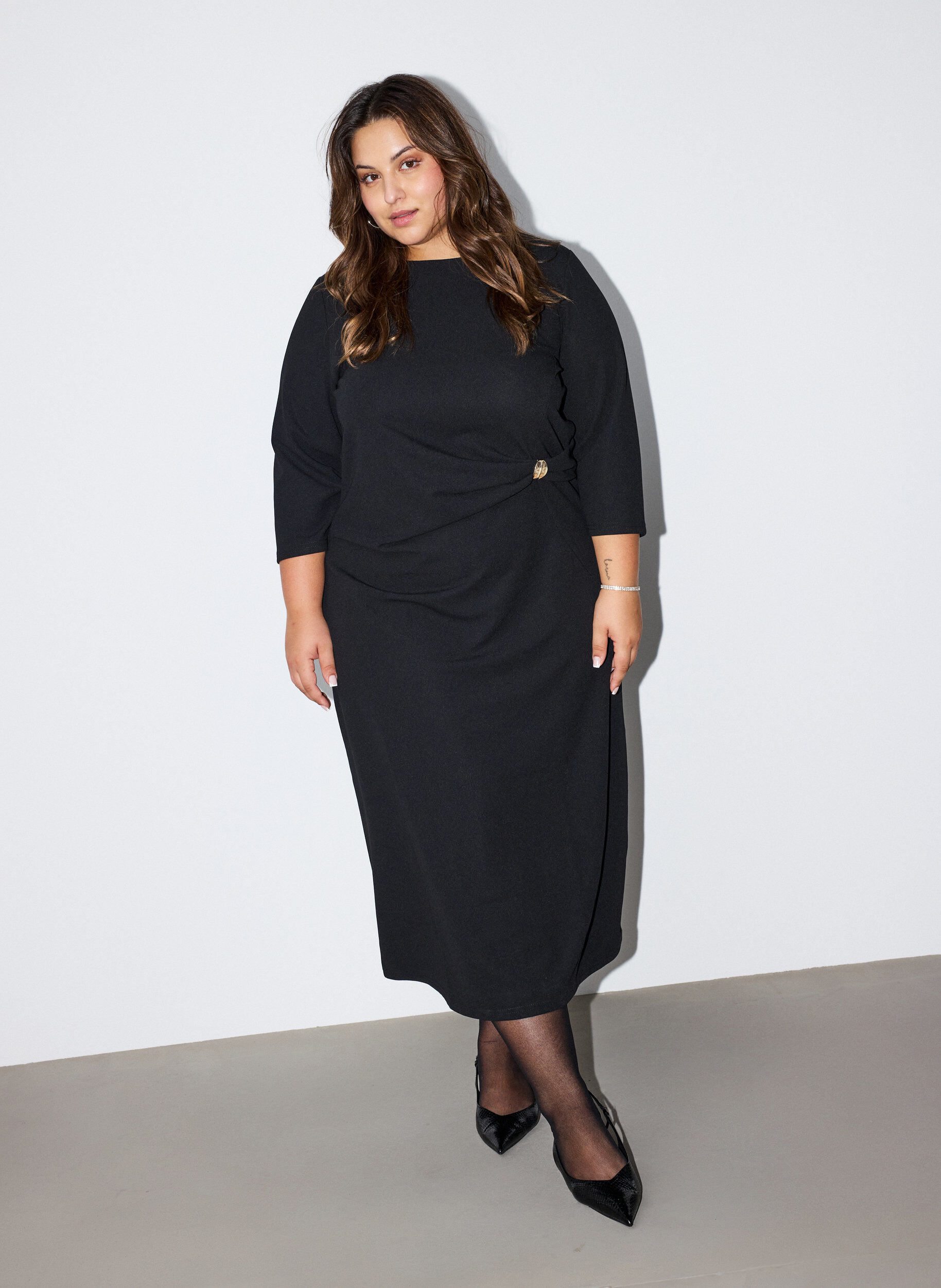 ZizziJerseykleid mit Drapierung und dekorativer Schnalle, Schwarz, Model image number 0