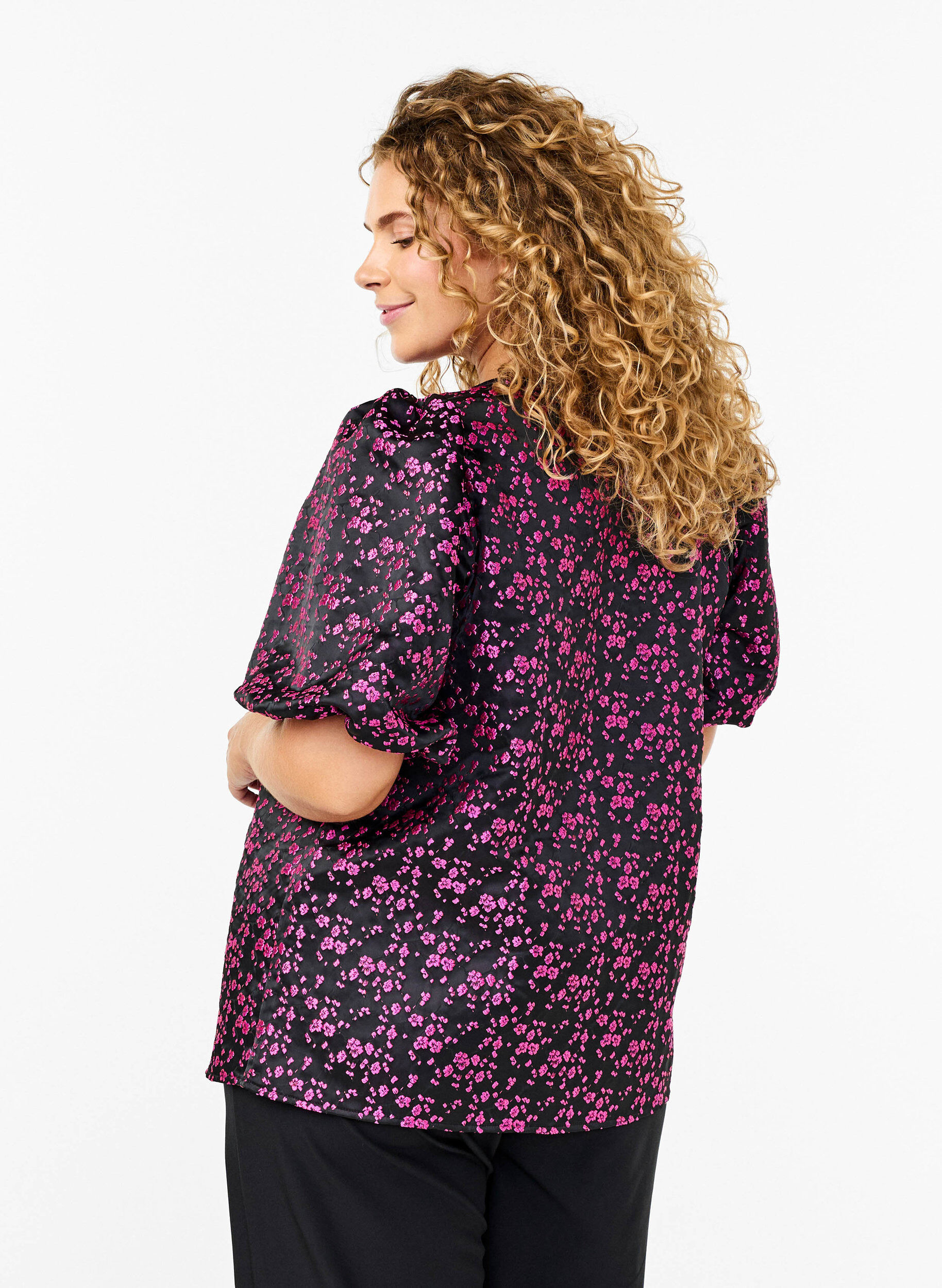 Zizzi Bluse mit kurzen &Auml;rmeln und aufgesticktem Muster, Schwarz, Model image number 2