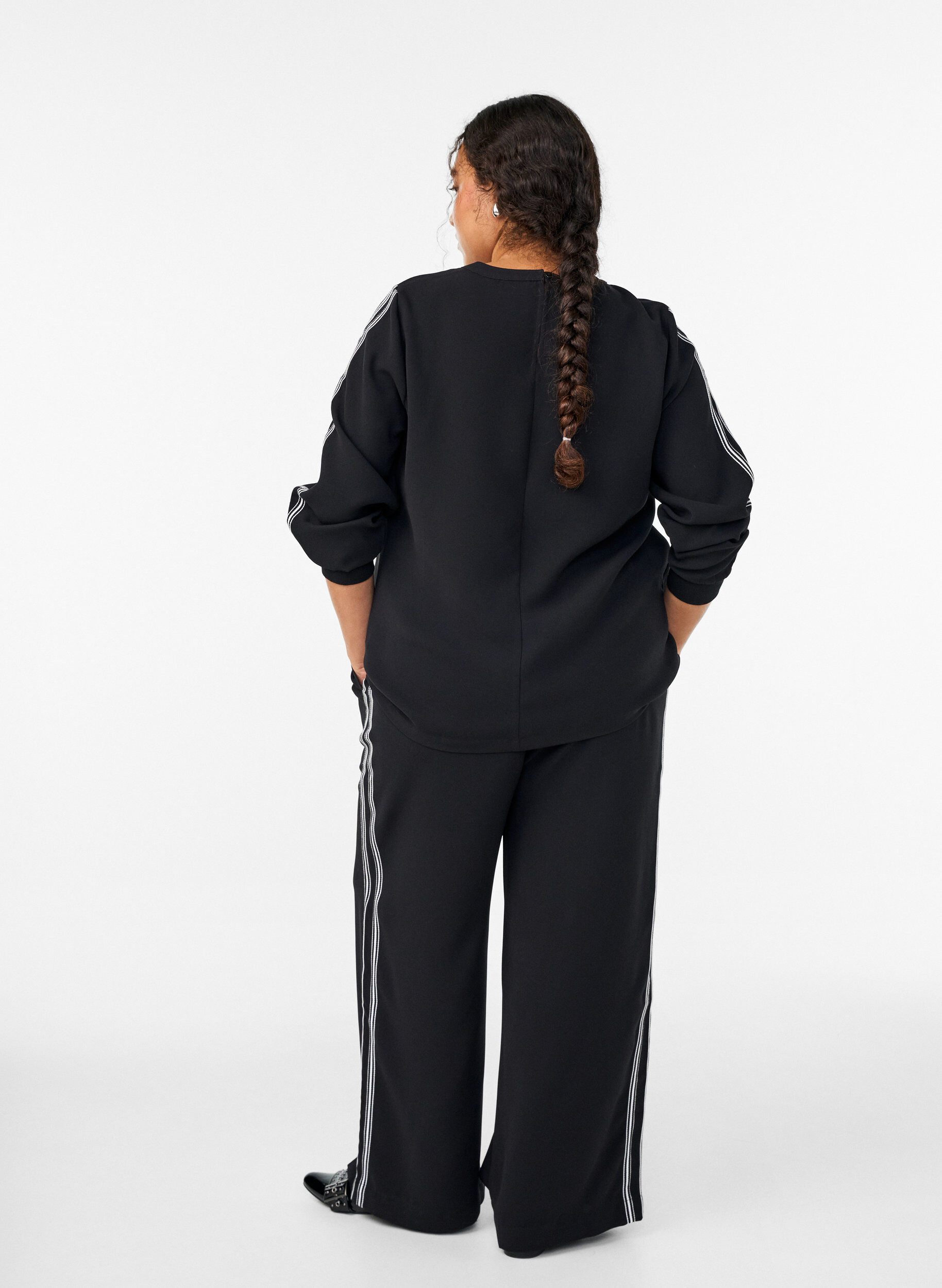 Zizzi Hose mit geradem Bein und Streifendetails, Schwarz, Model image number 1
