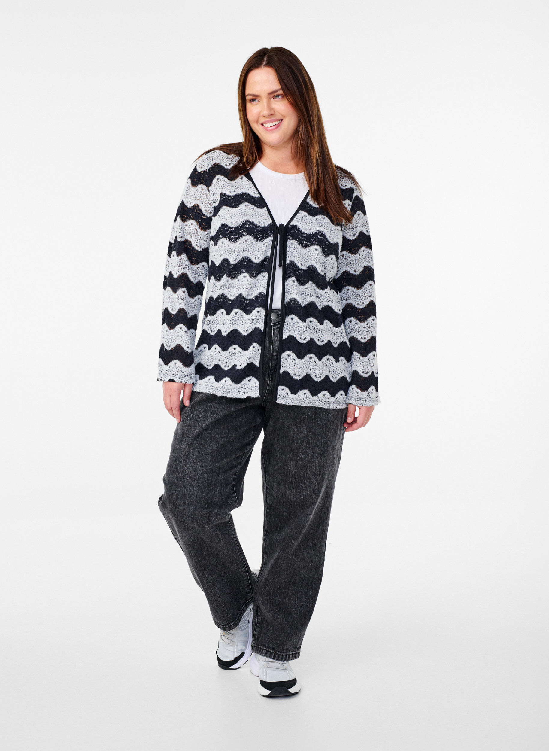 Zizzi Strickjacke mit Wellenmuster, Black Stripe, Model image number 2