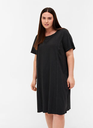 Kleid mit Spitzendetails und kurzen Ärmeln, Black Washed , Model image number 0
