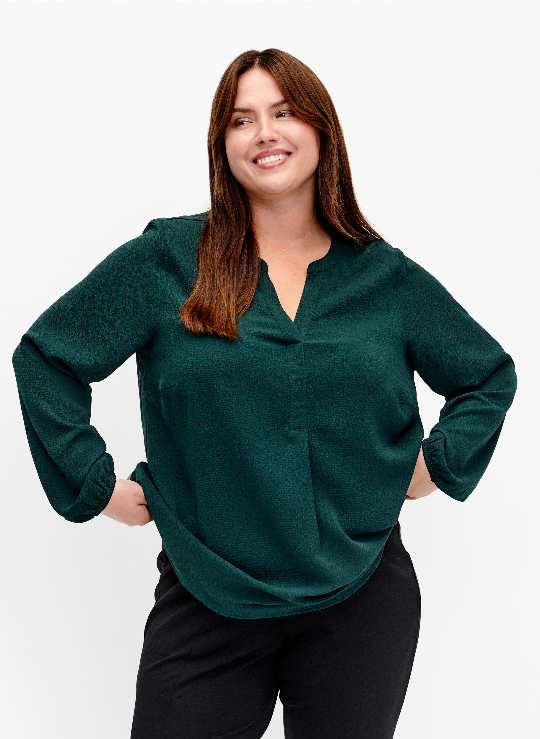 Zizzi Unifarbene Bluse mit V-Ausschnitt, Scarab, Model image number 0
