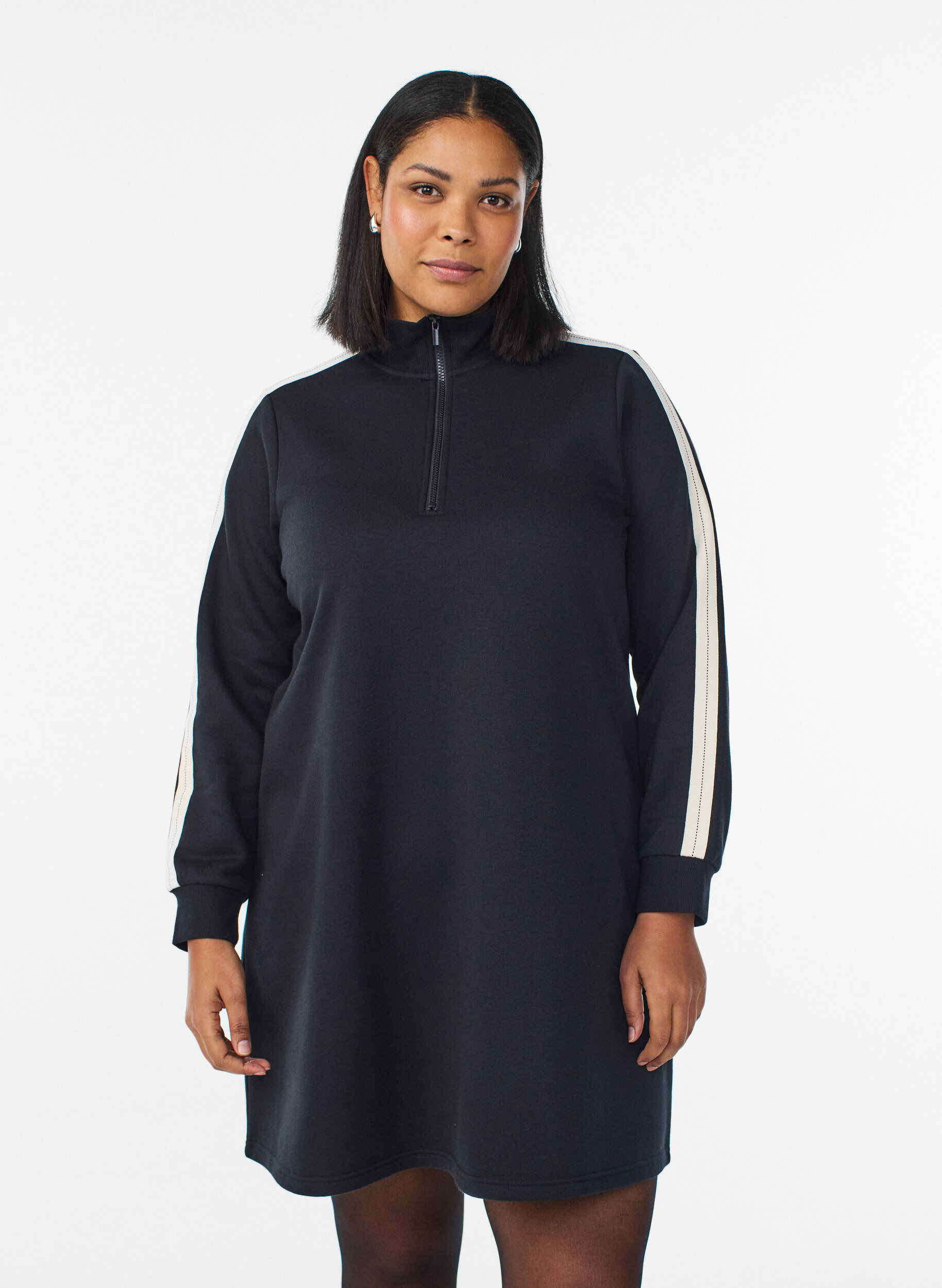 Kurzes Sweatshirtkleid mit hohem Kragen, Schwarz, Model
