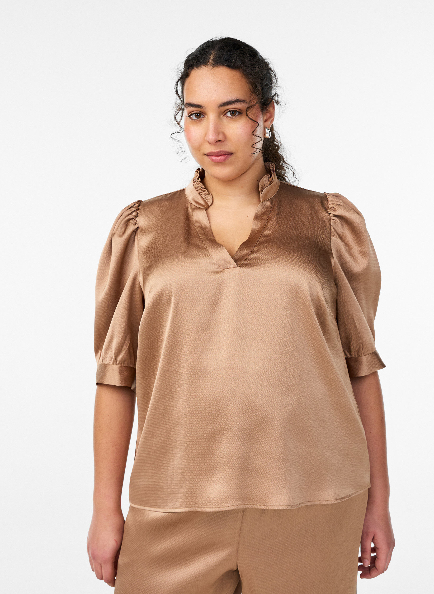 Bluse in Satin-Optik mit 1/2-&Auml;rmeln und R&uuml;schenkragen, Braun, Model