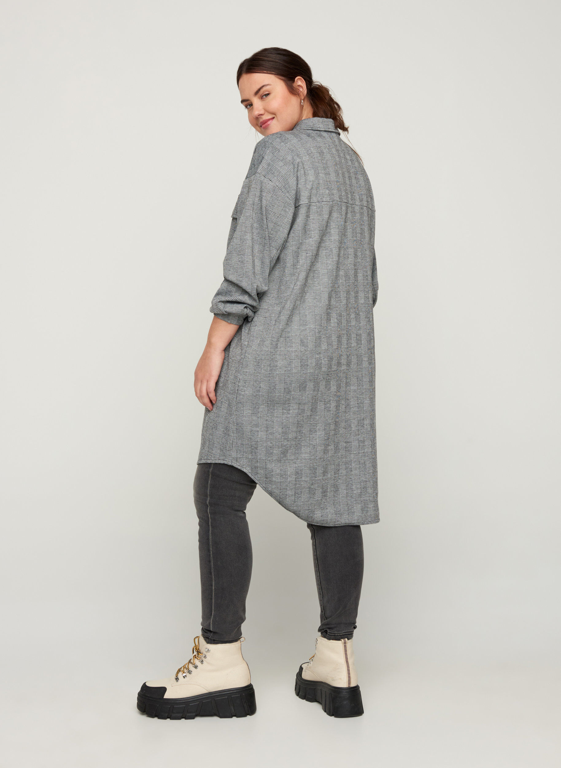 Zizzi Lange, karierte Hemdbluse mit Brusttaschen, Black Check , Model image number 1