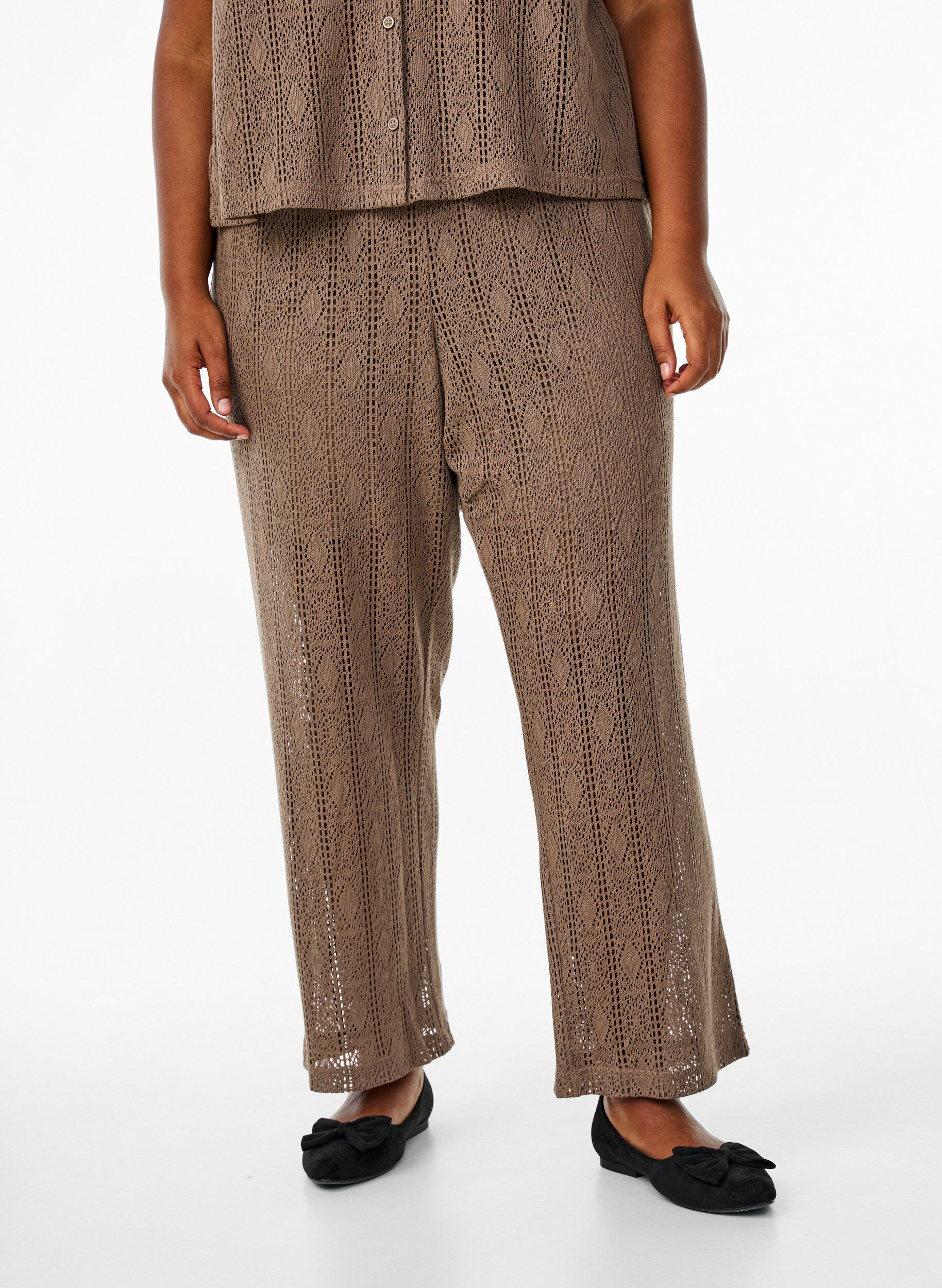 Zizzi Hose mit Lochmuster, Braun, Model image number 2