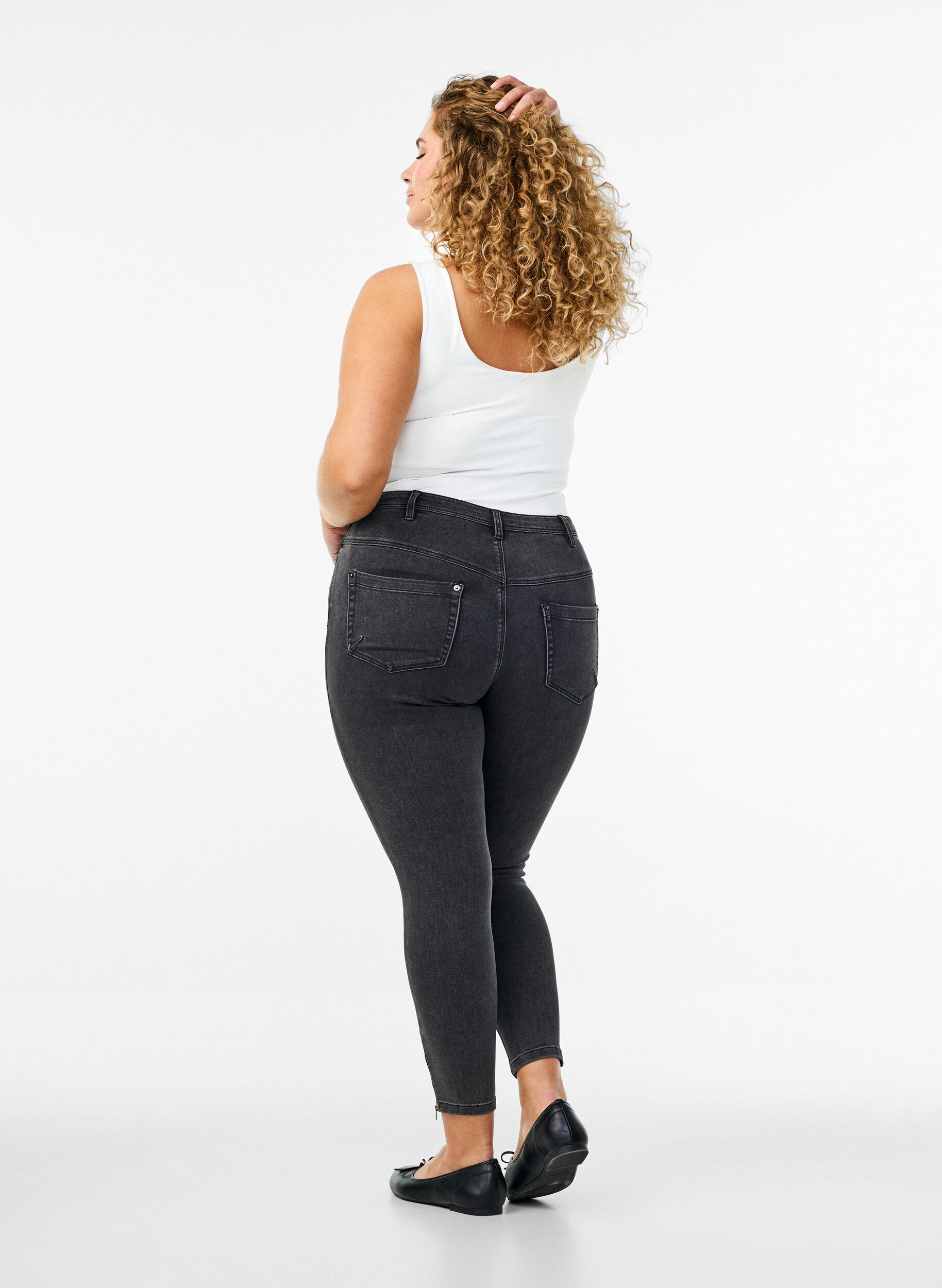 Zizzi Kurze Amy Jeans mit Rei&szlig;verschlussdetail., Grau, Model image number 2