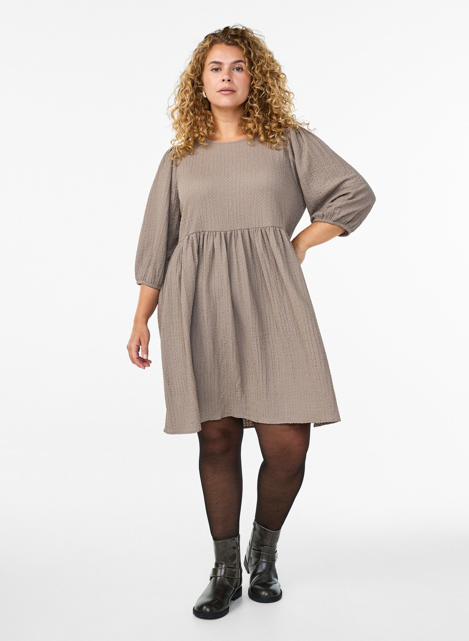 Zizzi Kurzes Kleid aus strukturiertem Stoff mit 3/4-&Auml;rmeln, Beige, Model image number 1