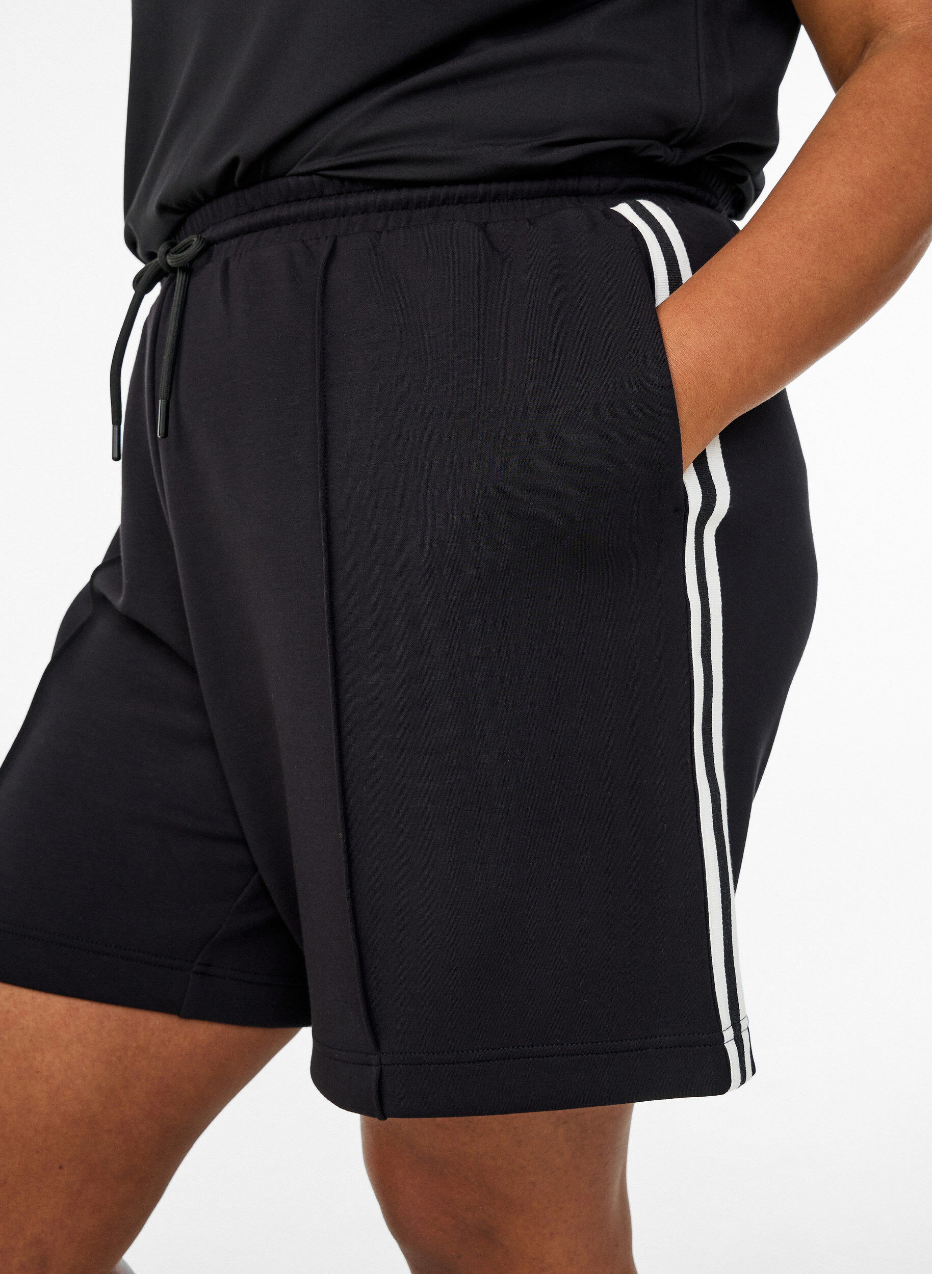 Zizzi Hoch taillierte Shorts mit Streifendetails, Schwarz, Model image number 3