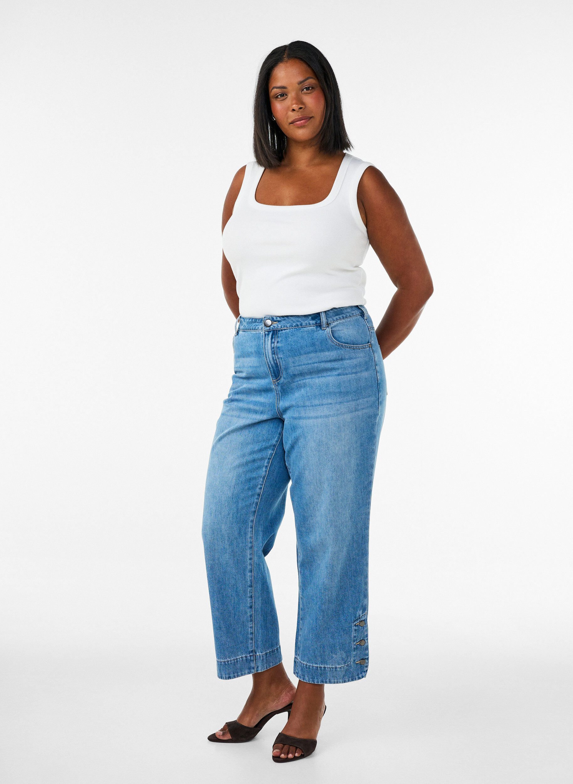 ZizziKurze Kiana Jeans mit gerader Passform und Knopfdetails, Blau, Model image number 0