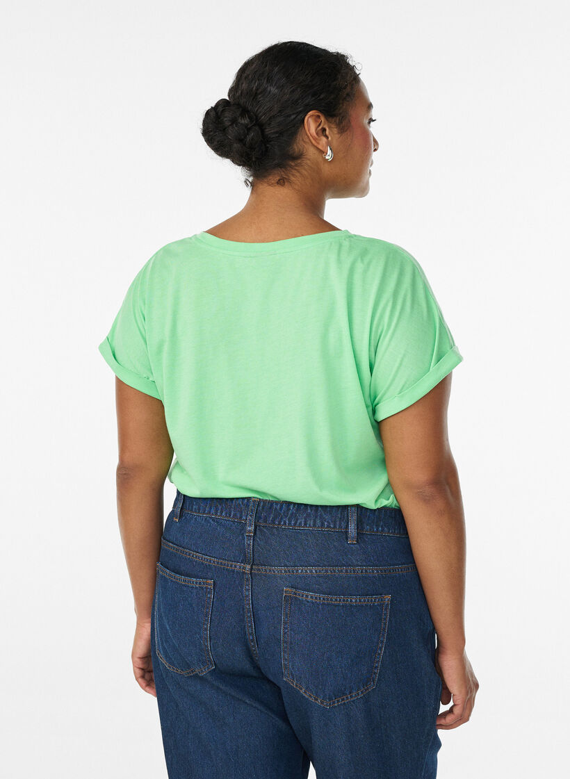 Kurz&auml;rmliges T-Shirt aus einer Baumwollmischung, Gr&uuml;n, Model