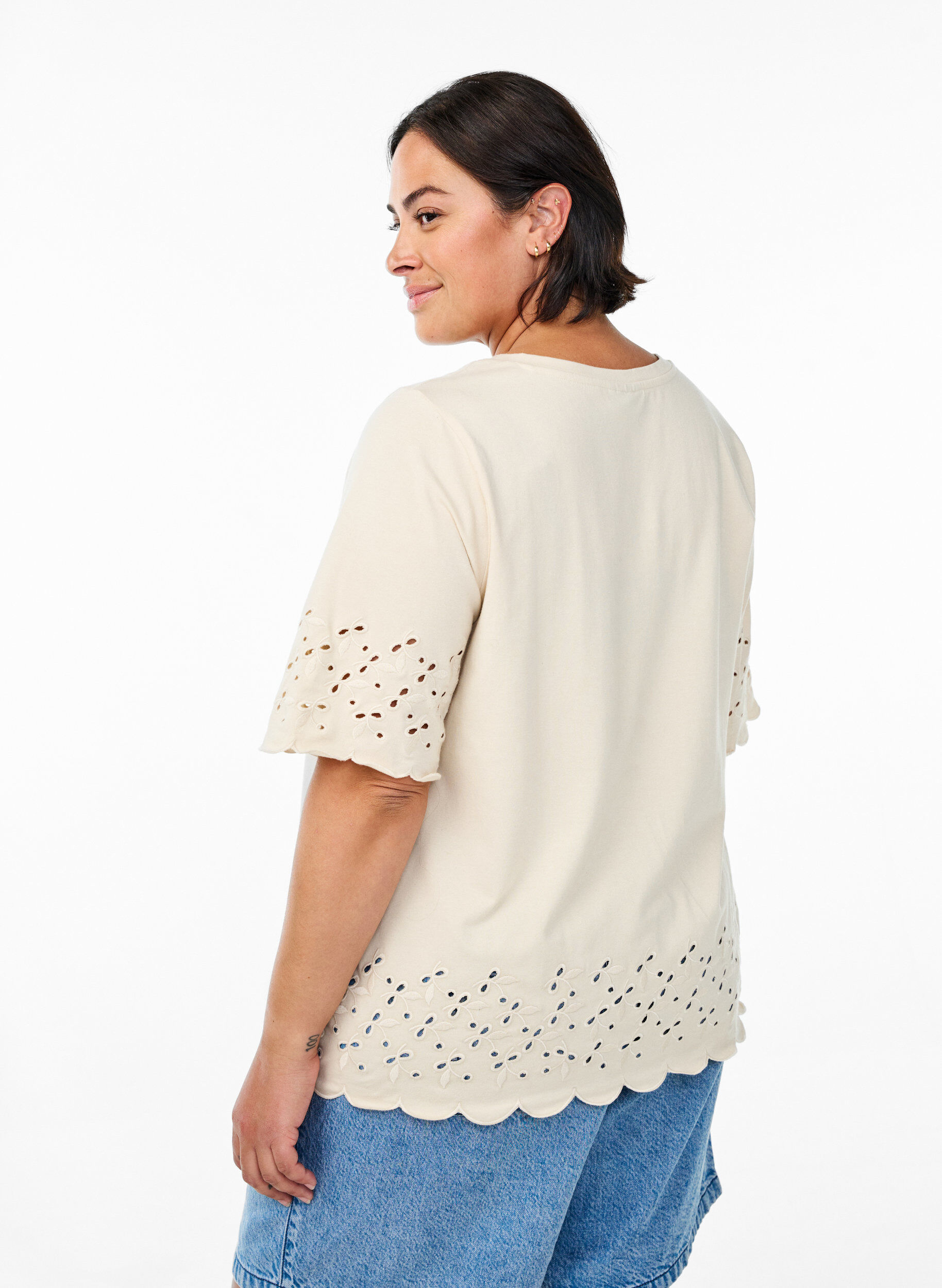 Zizzi T-Shirt Mit Broderie Anglaise Und Gewellten Kanten, Beige, Model image number 2
