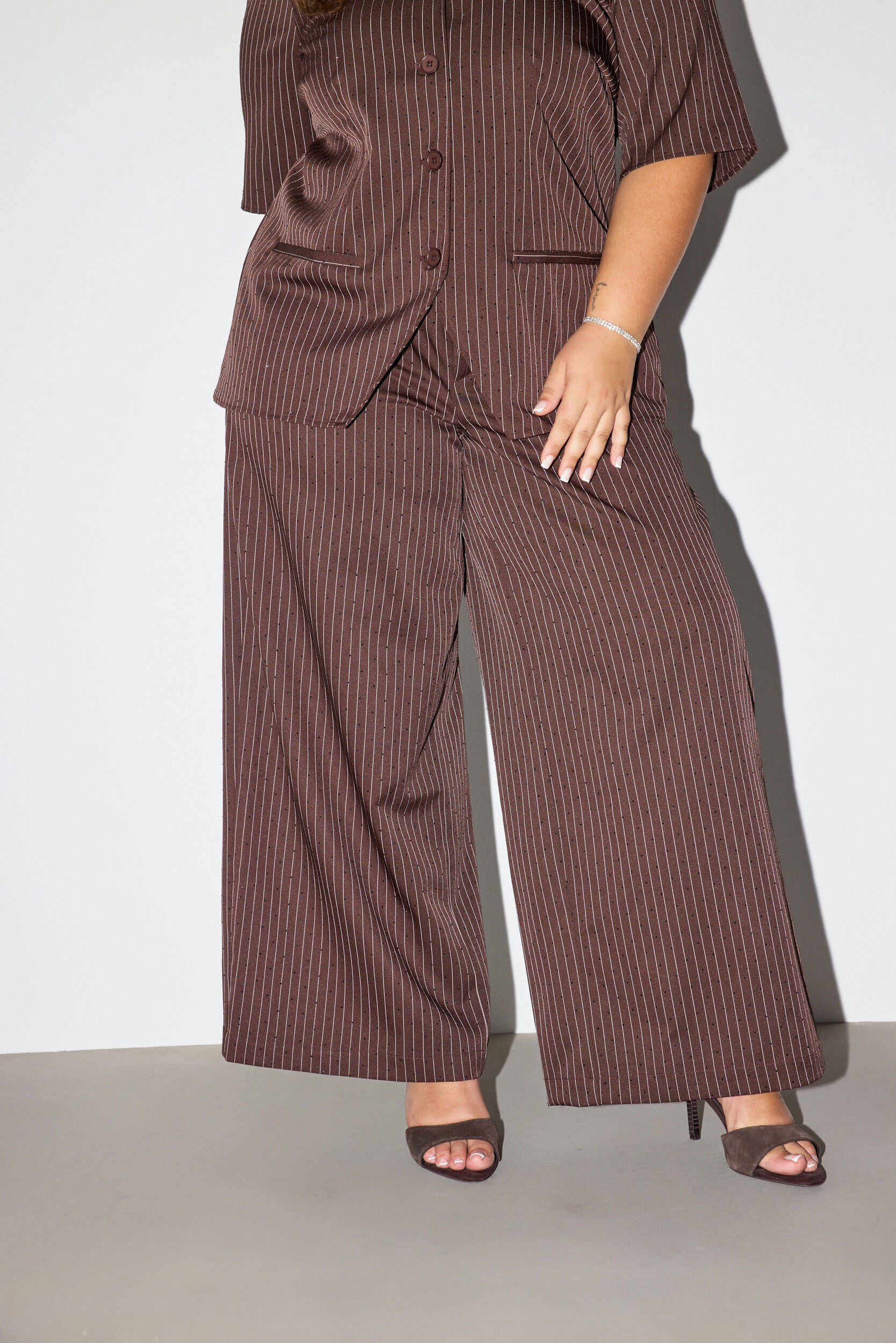 ZizziNadelstreifenhose mit Strasssteinen und weitem Bein, Braun, Model image number 2