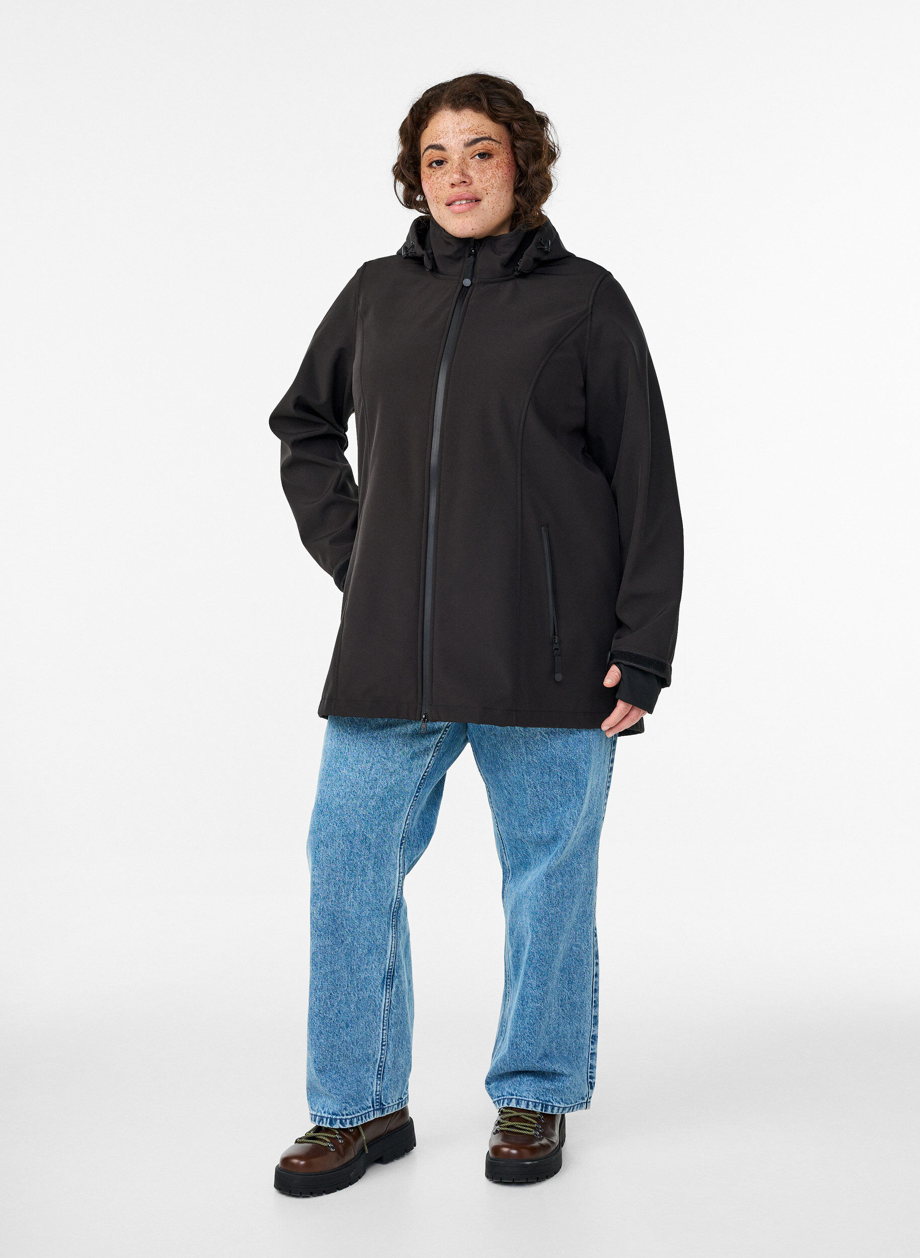 Zizzi Kurze Softshell-Jacke mit abnehmbarer Kapuze, Schwarz, Model image number 1