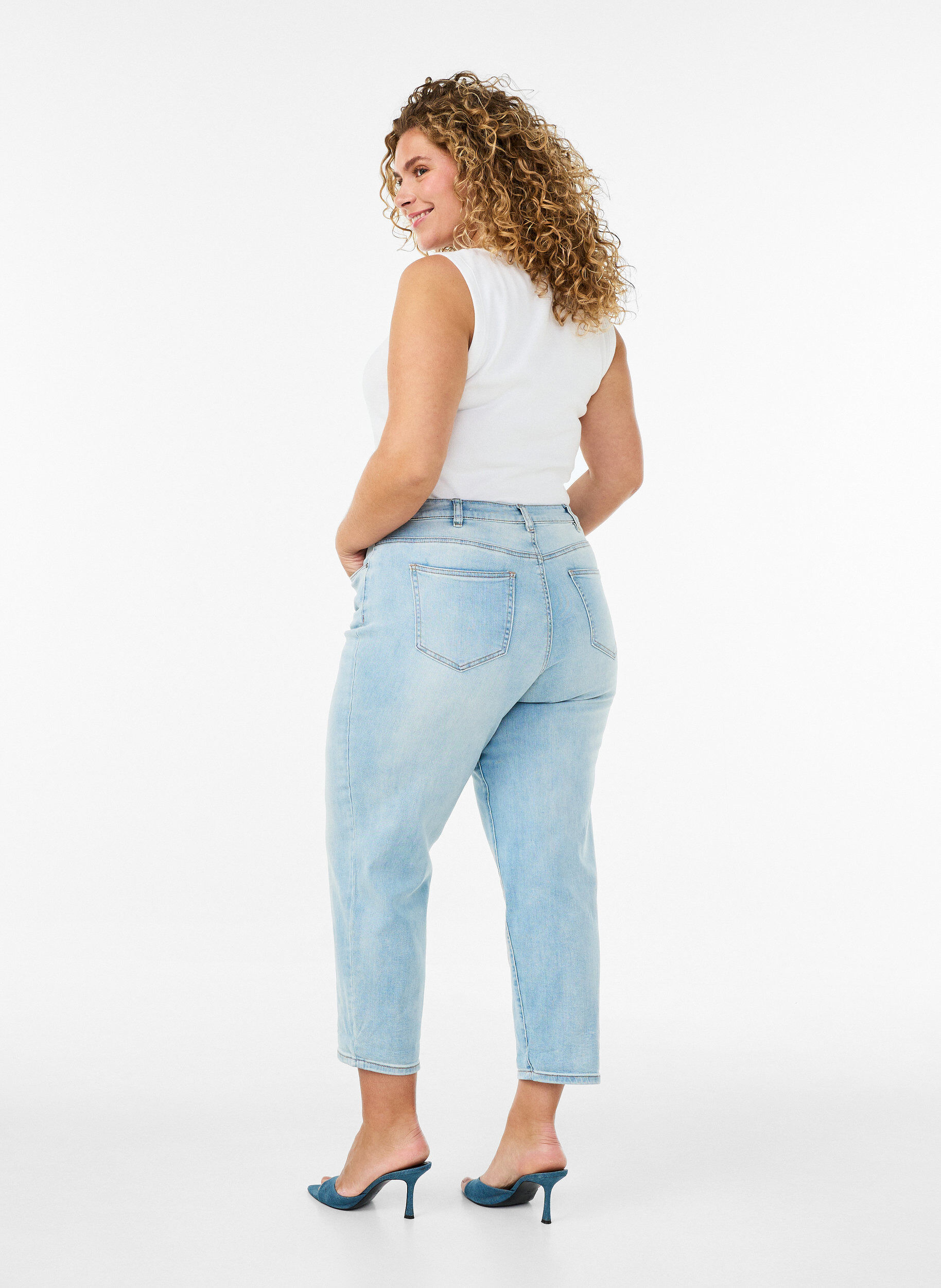 Zizzi7/8-Jeans mit Umschlag und hoher Taille, Blau, Model image number 1