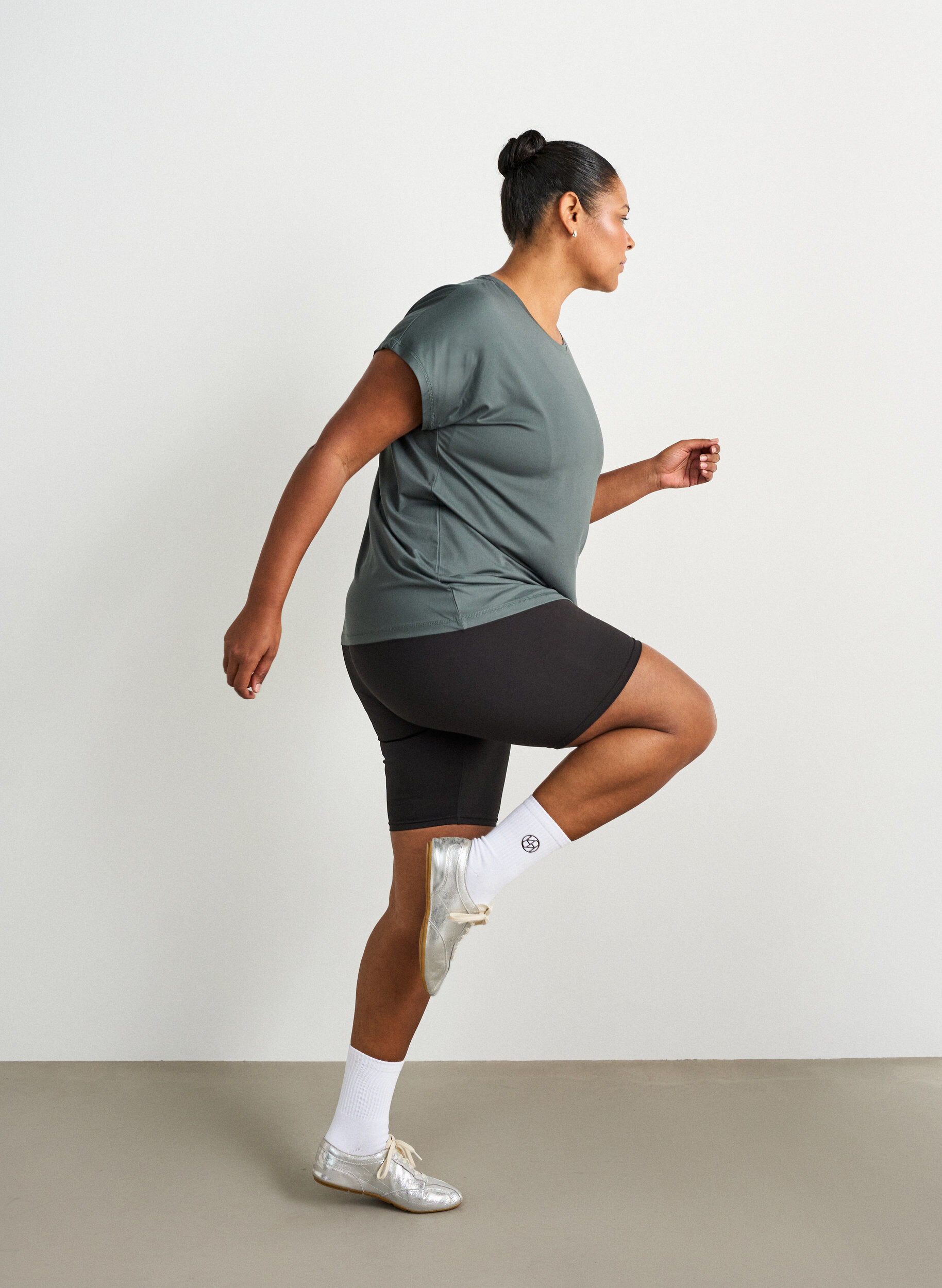 ZizziEinfarbiges Trainings-T-Shirt, Gr&uuml;n, Model image number 3