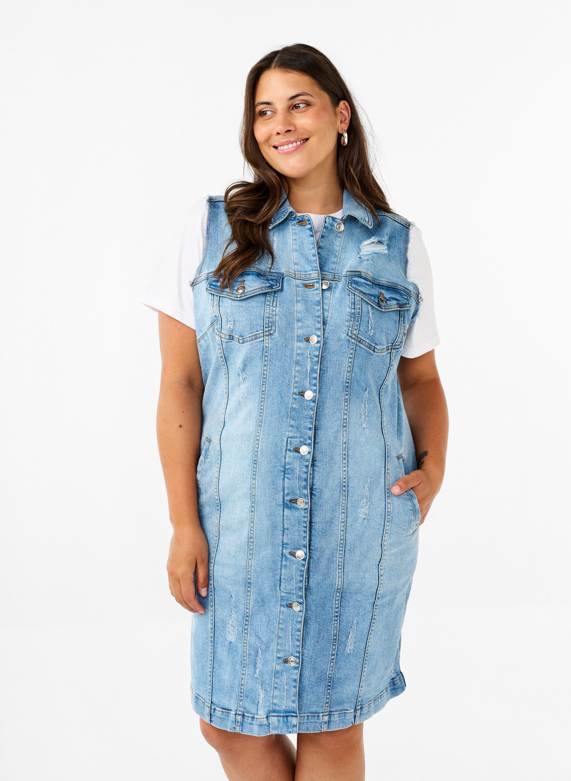 Zizzi &Auml;rmelloses Jeanskleid mit Schnittkantendetails, Light Blue Denim, Model image number 0
