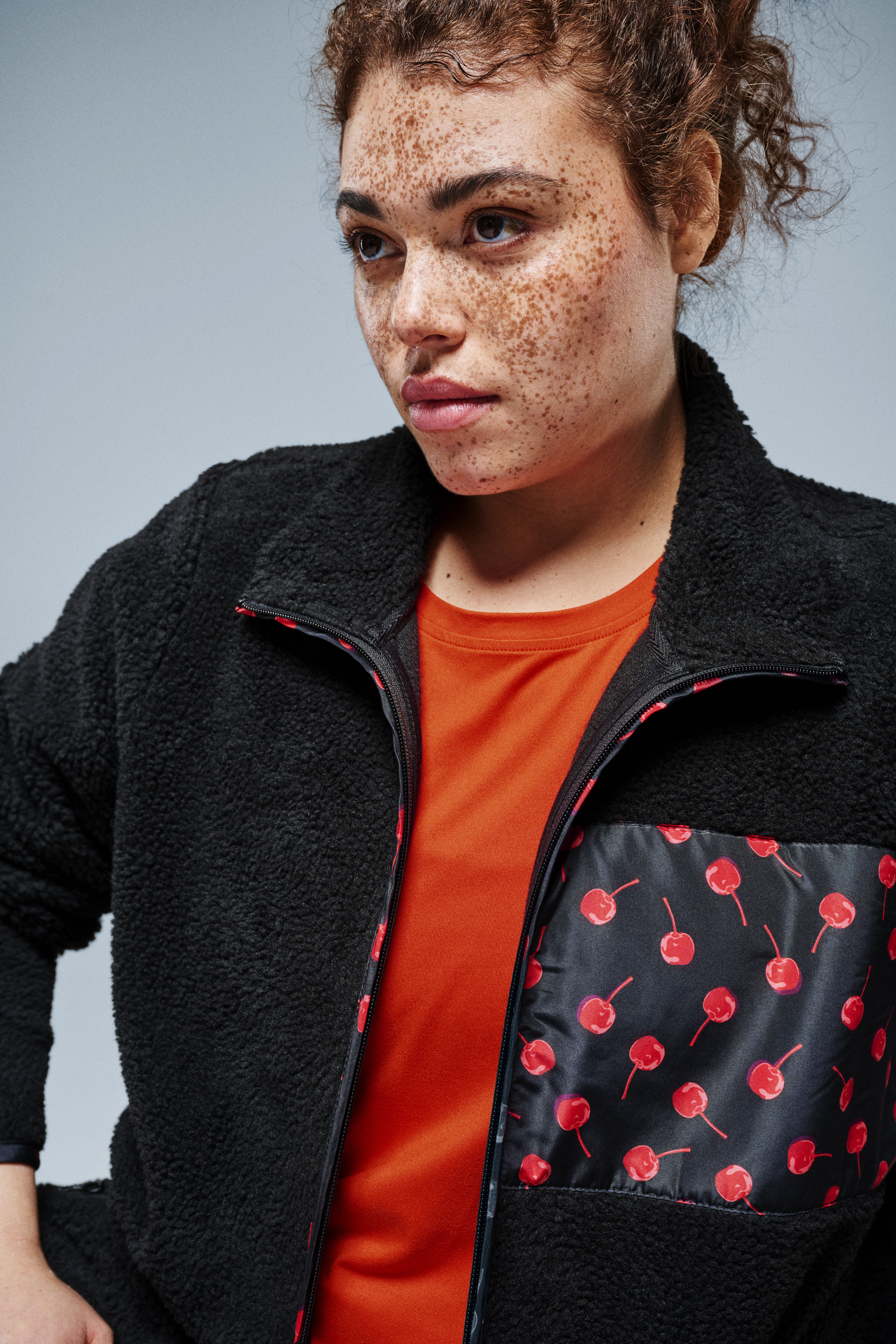 Zizzi Teddy-Fleecejacke mit Kirschdetails, , Model