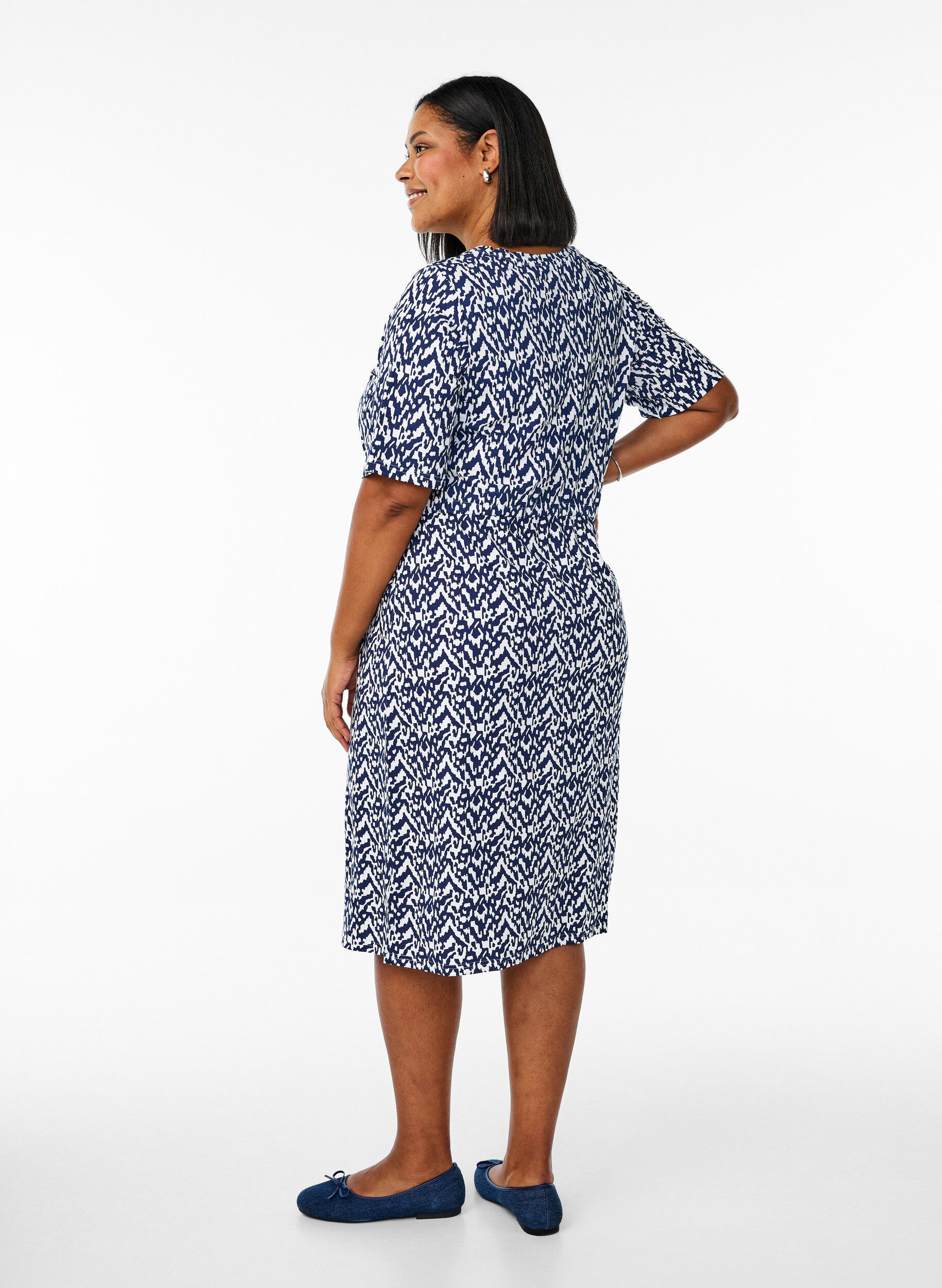 Zizzi Mittellanges Jerseykleid mit Bindeg&uuml;rtel an der Taille, Blau, Model image number 1