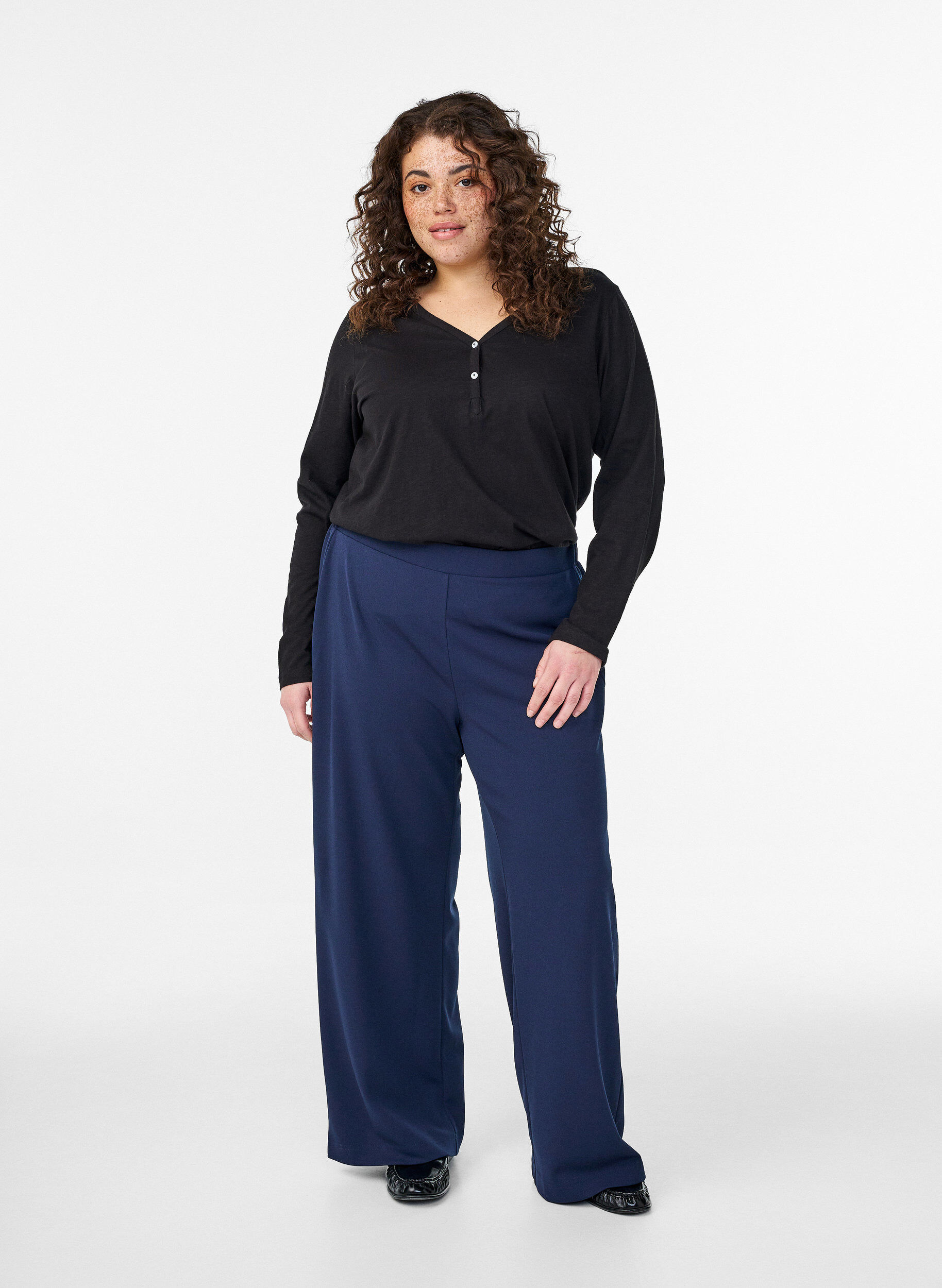 ZizziLangarmshirt mit V-Ausschnitt und Kn&ouml;pfen, Schwarz, Model image number 1