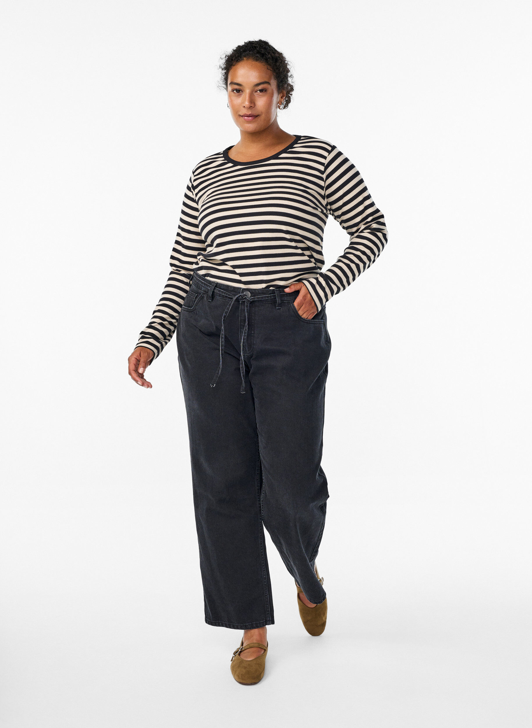 Zizzi Gestreifte Bluse mit langen &Auml;rmeln, Schwarz, Model image number 1