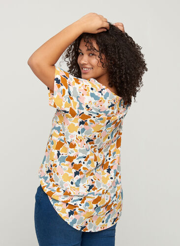 Bluse mit kurzen Ärmeln und V-Ausschnitt, Multicolor AOP, Model image number 1