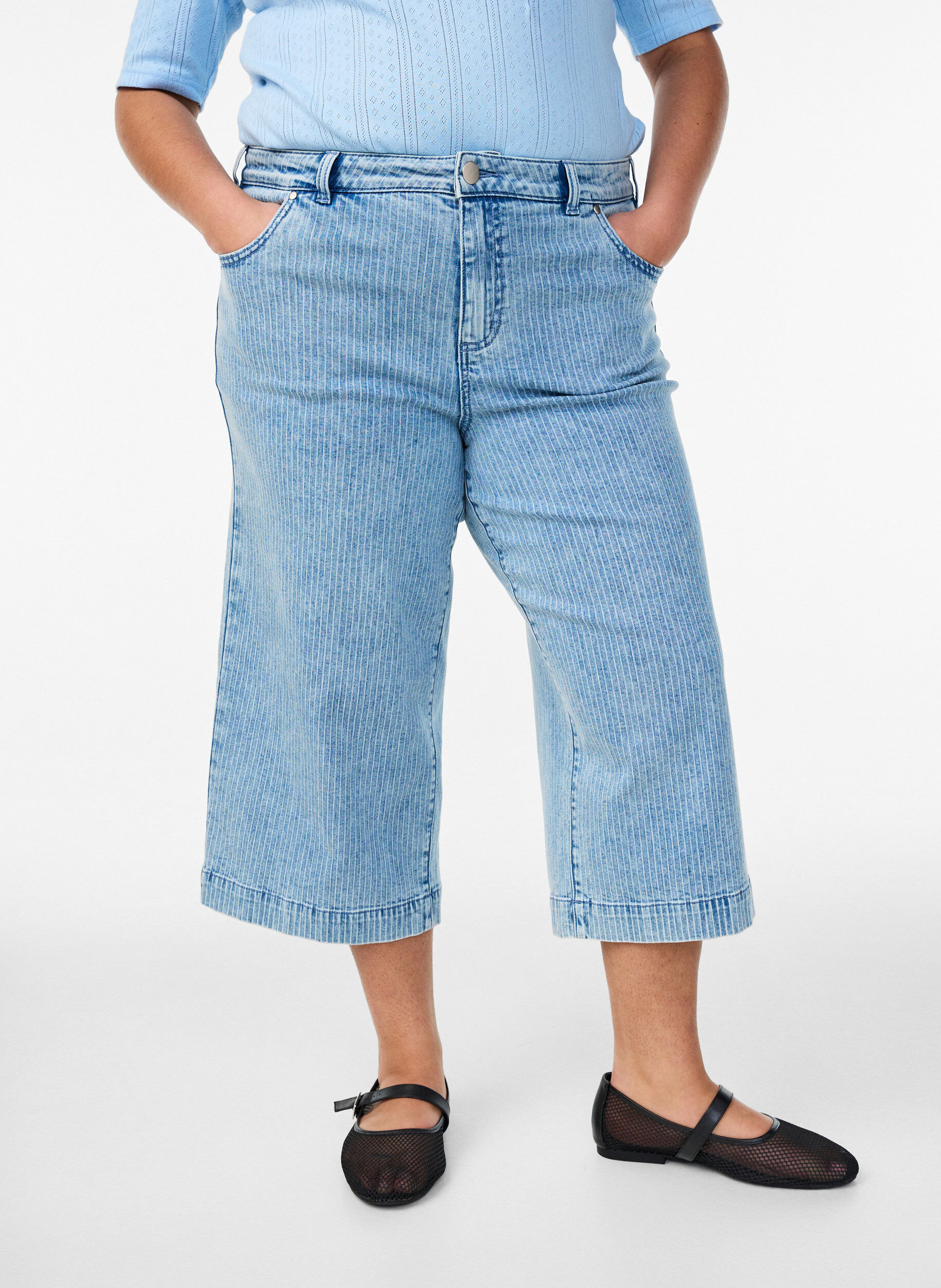 Zizzi Culotte-Jeans mit Nadelstreifen und weitem Bein, Blau, Model image number 2