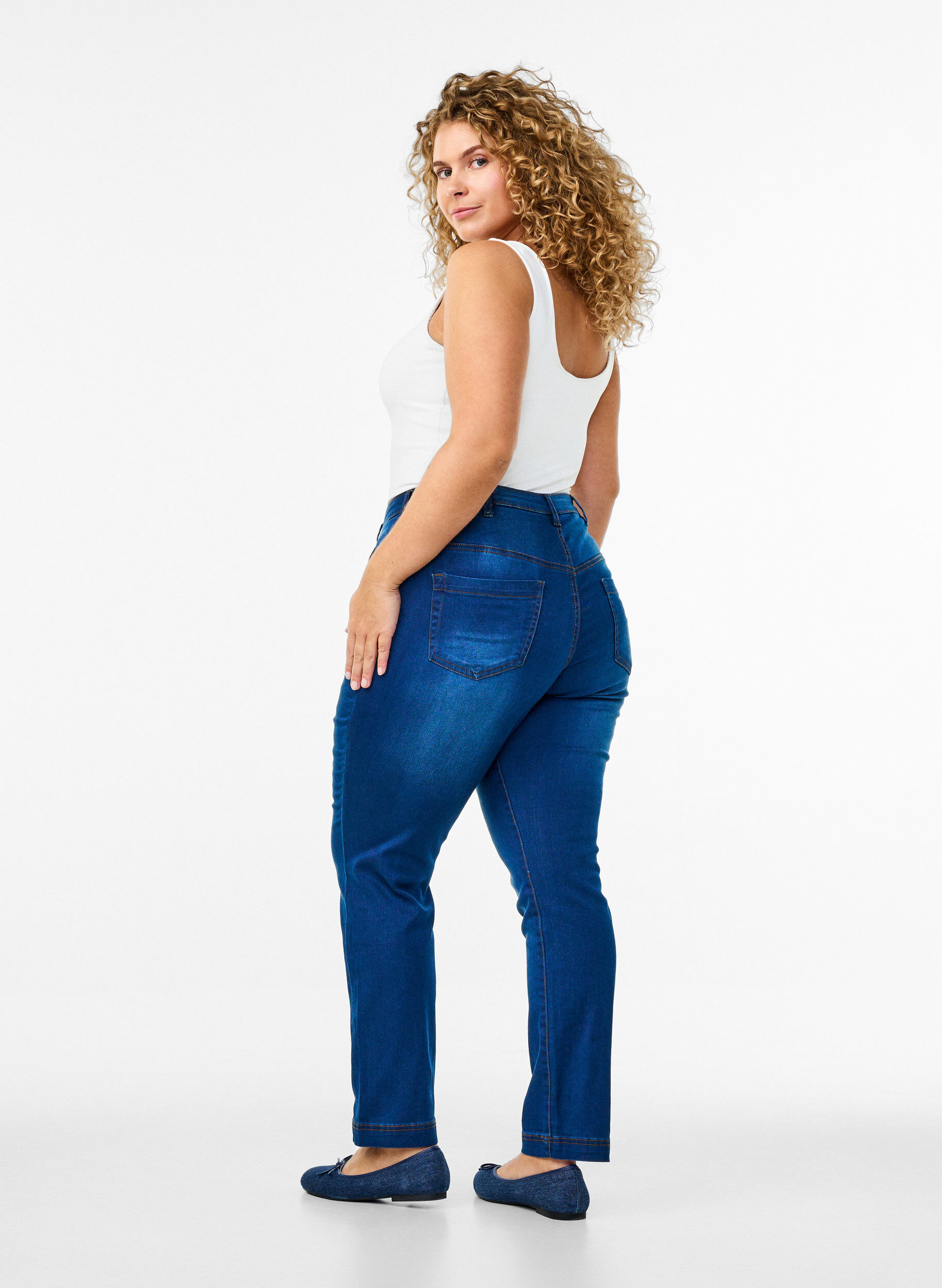 Zizzi Schmale Passform Emily Jeans mit normaler Taille, Blau, Model image number 1