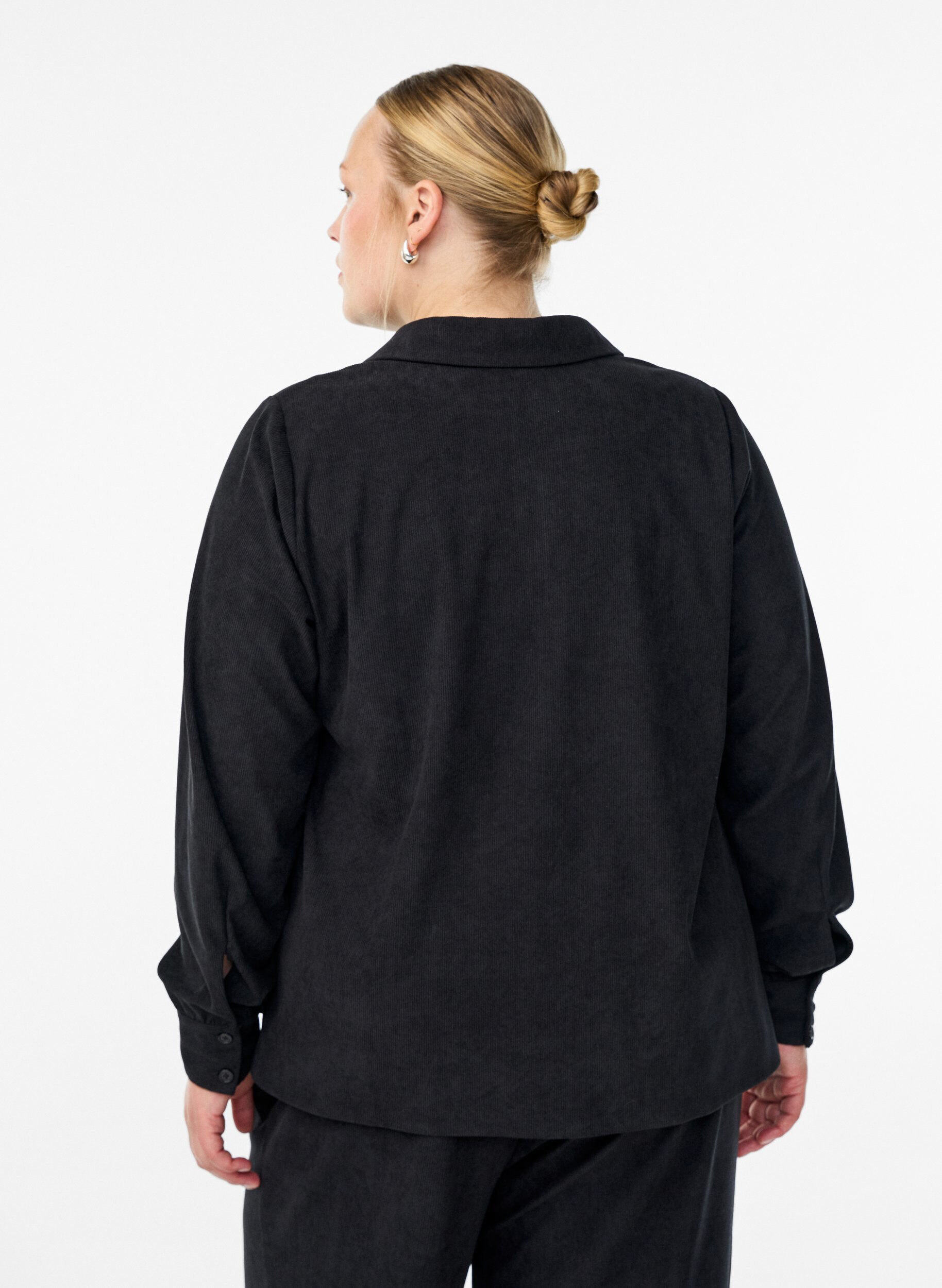 Zizzi Lang&auml;rmlige Bluse aus Cord, Schwarz, Model image number 2
