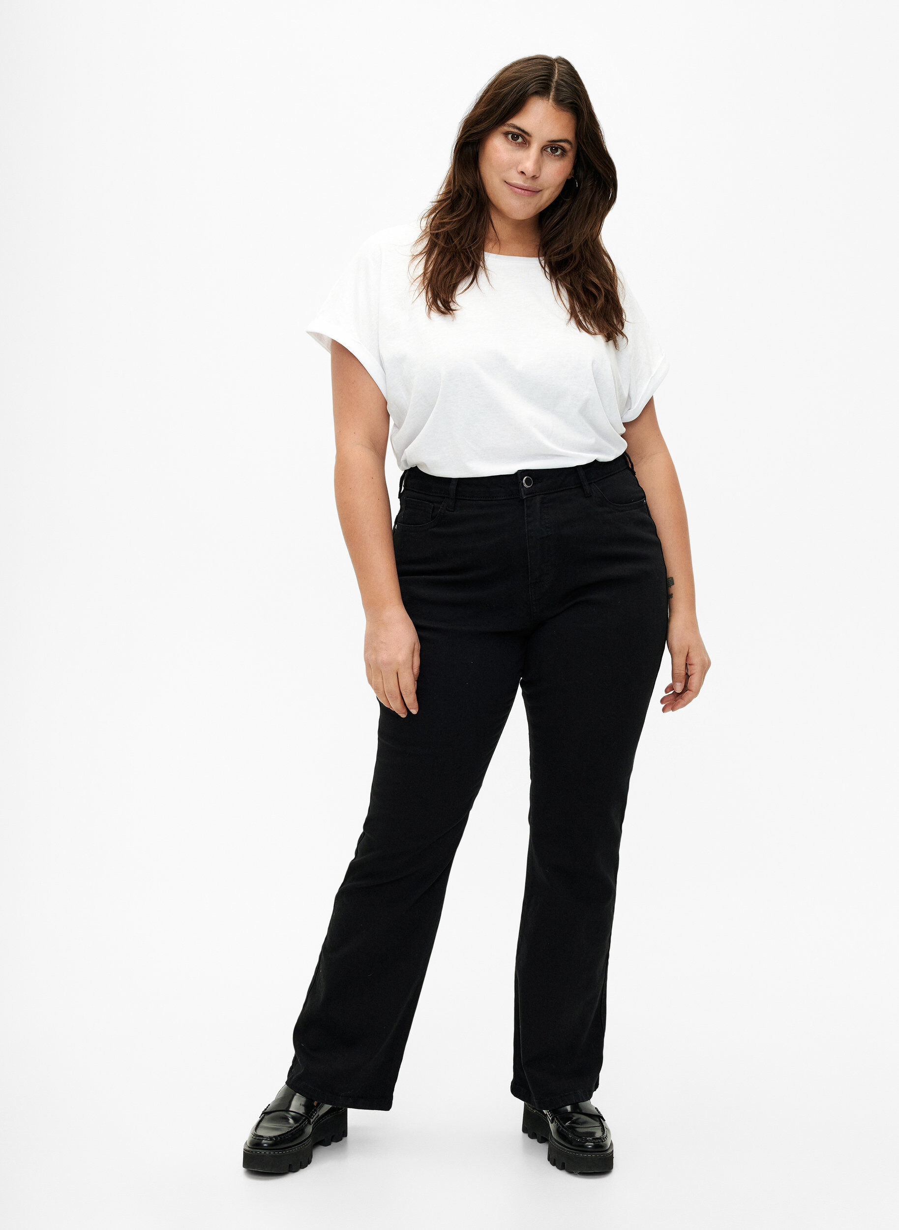 Ellen Bootcut-Jeans mit hoher Taille, Schwarz, Model